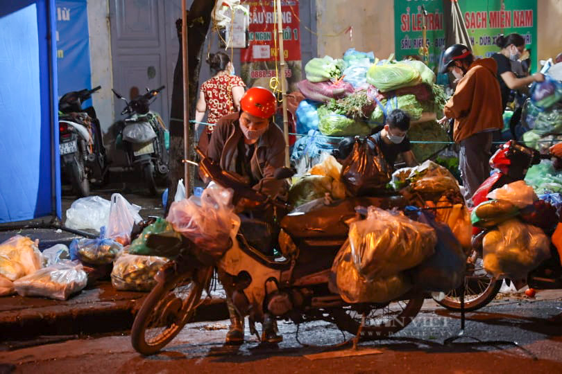 Người dân dậy sớm đi chợ sau chỉ thị 16 giãn cách xã hội của Hà Nội - Ảnh 4.