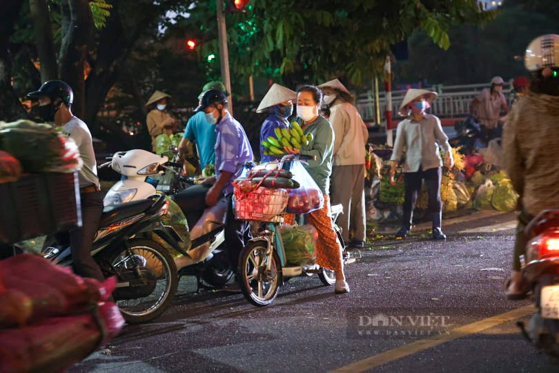 Người dân dậy sớm đi chợ sau chỉ thị 16 giãn cách xã hội của Hà Nội - Ảnh 5.