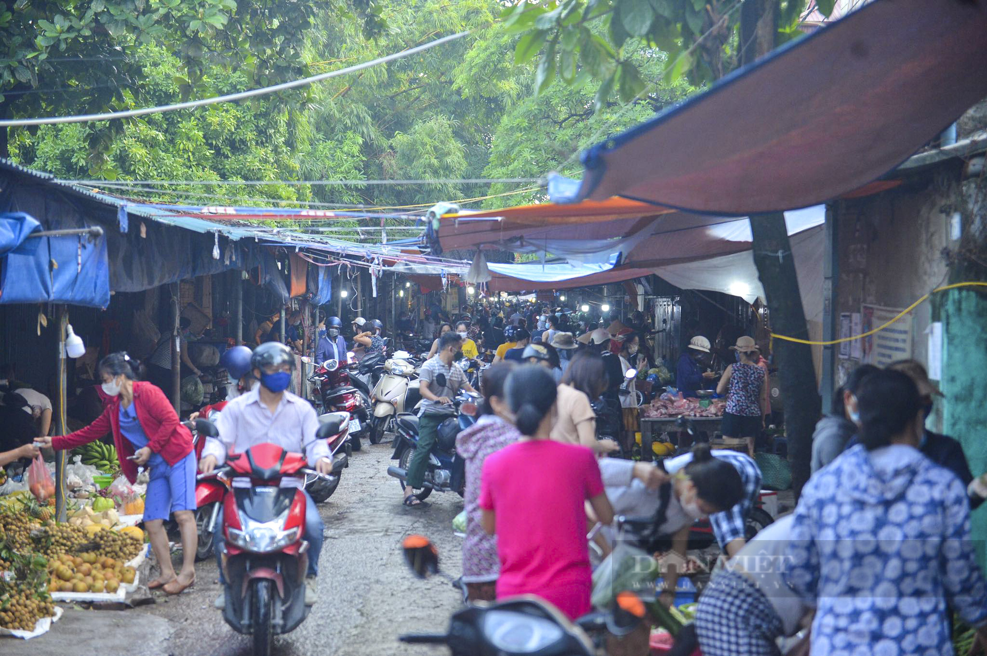 Người dân dậy sớm đi chợ sau chỉ thị 16 giãn cách xã hội của Hà Nội - Ảnh 6.