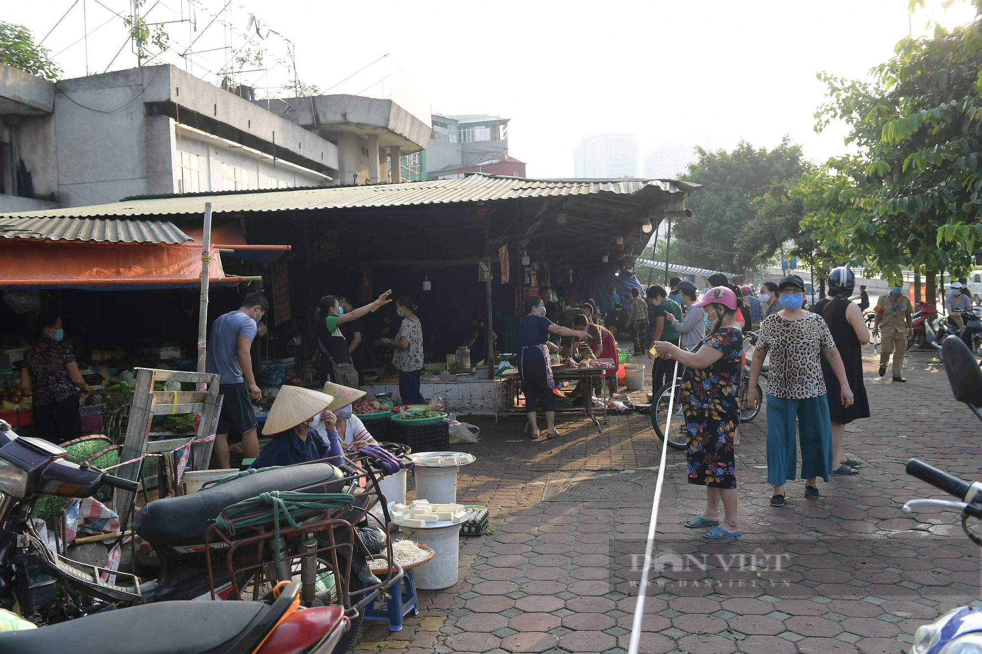 Người dân dậy sớm đi chợ sau chỉ thị 16 giãn cách xã hội của Hà Nội - Ảnh 8.