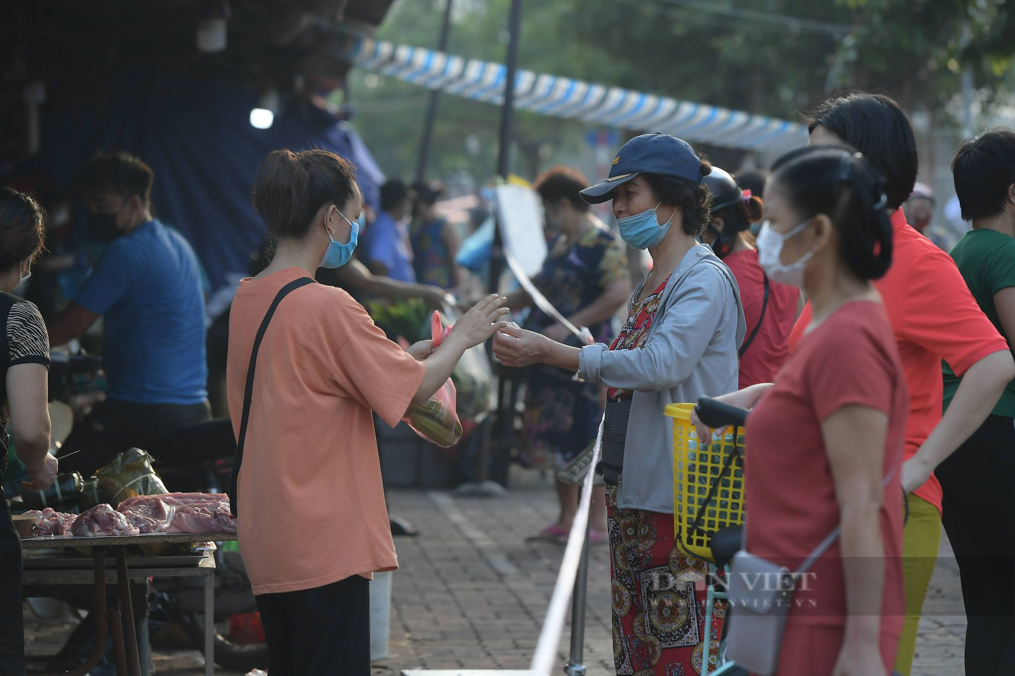 Người dân dậy sớm đi chợ sau chỉ thị 16 giãn cách xã hội của Hà Nội - Ảnh 9.