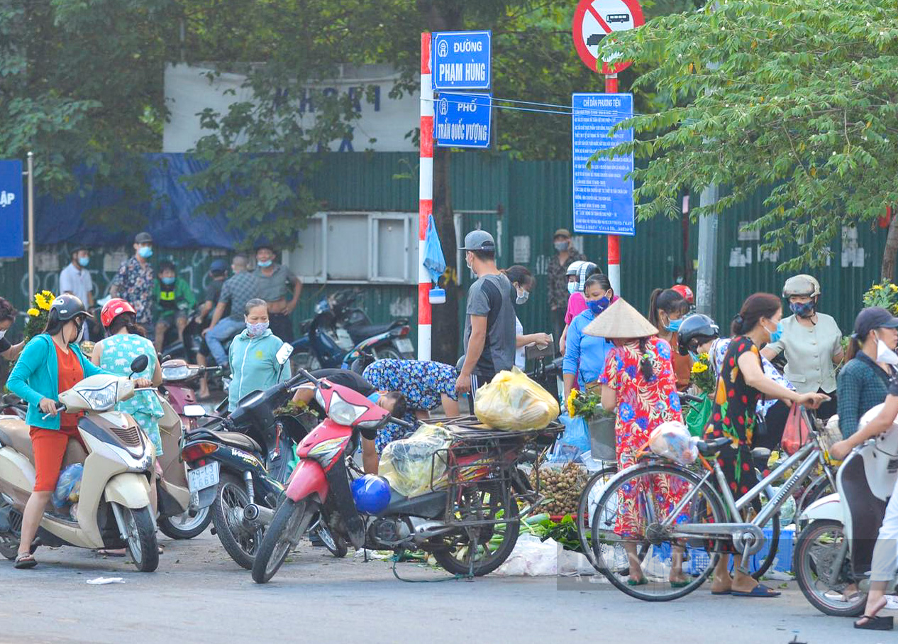 Người dân dậy sớm đi chợ sau chỉ thị 16 giãn cách xã hội của Hà Nội - Ảnh 12.