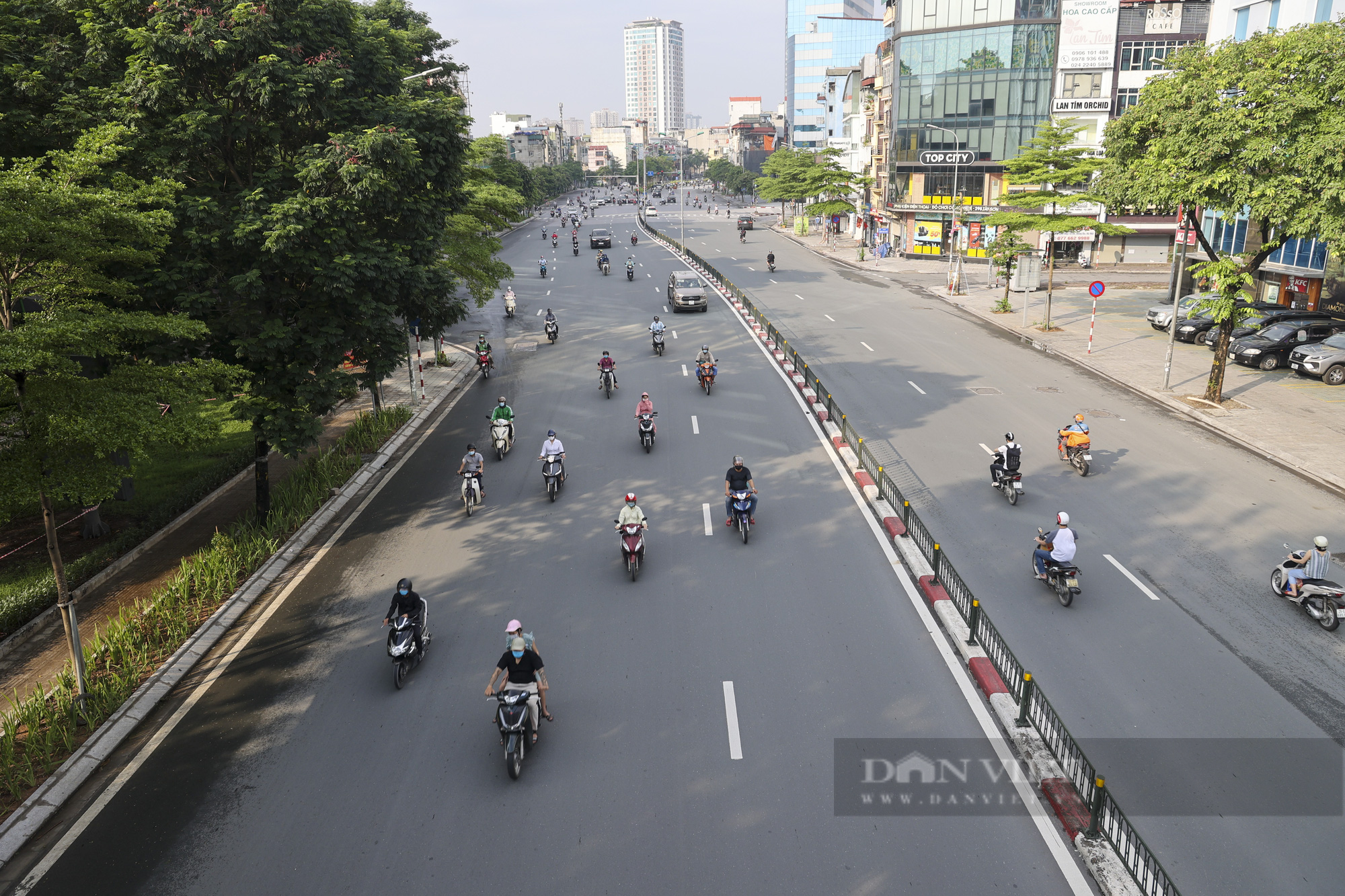 Nơi vắng vẻ, chỗ đông đúc trong ngày đầu TP Hà Nội thực hiện Chỉ thị 16 - Ảnh 8.