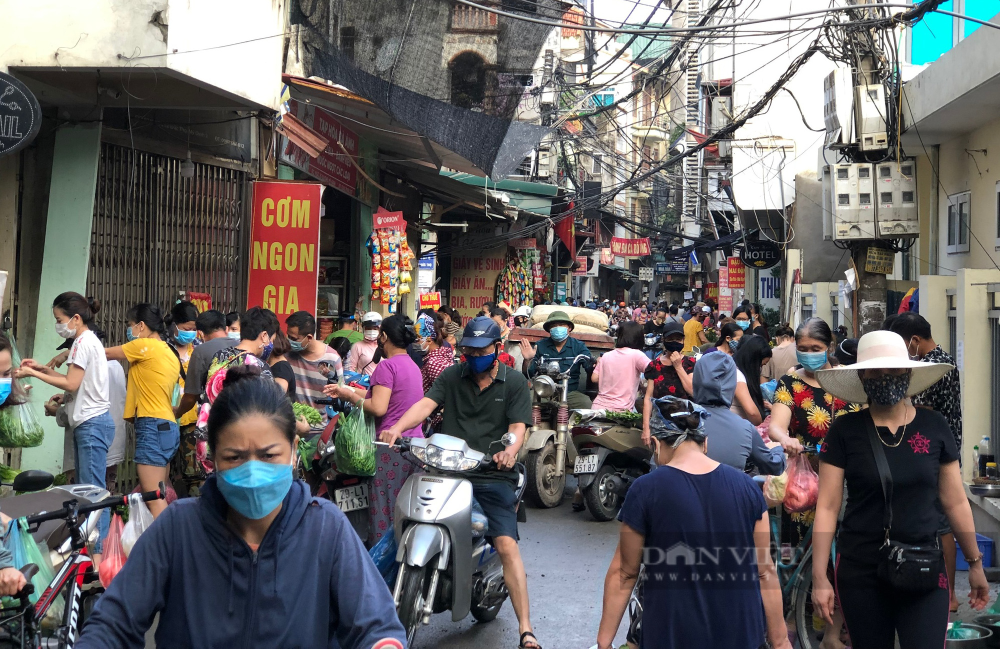 Chợ, siêu thị Hà Nội ngày đầu giãn cách xã hội: Nơi đông đúc, chốn thoáng đãng người dân thoả sức lựa chọn - Ảnh 4.