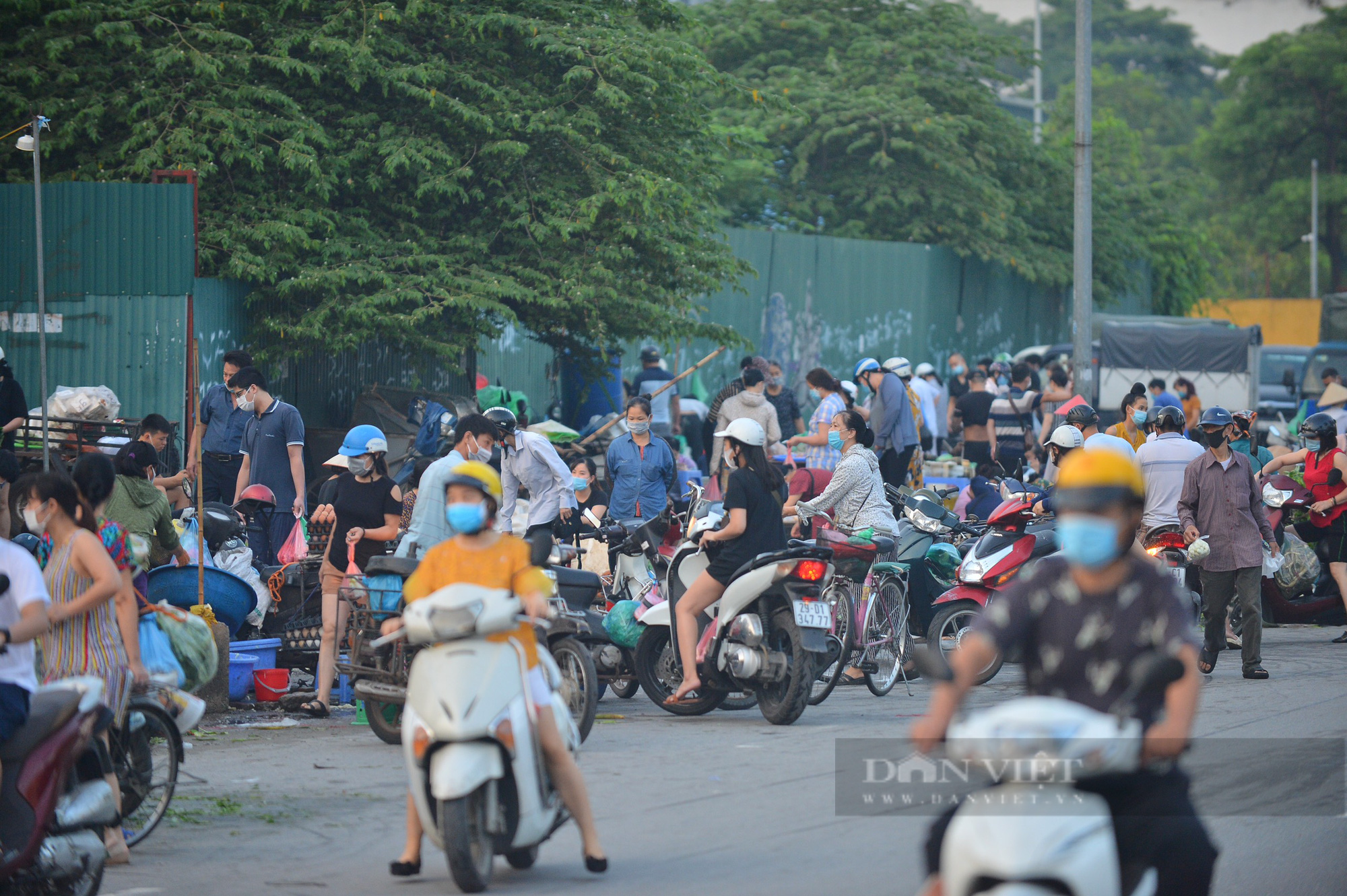 Chợ, siêu thị Hà Nội ngày đầu giãn cách xã hội: Nơi đông đúc, chốn thoáng đãng người dân thoả sức lựa chọn - Ảnh 5.