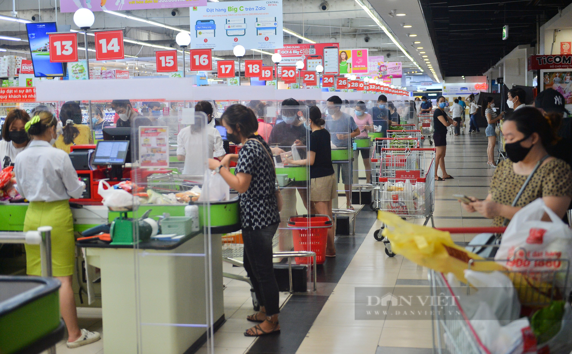 Chợ, siêu thị Hà Nội ngày đầu giãn cách xã hội: Nơi đông đúc, chốn thoáng đãng người dân thoả sức lựa chọn - Ảnh 6.