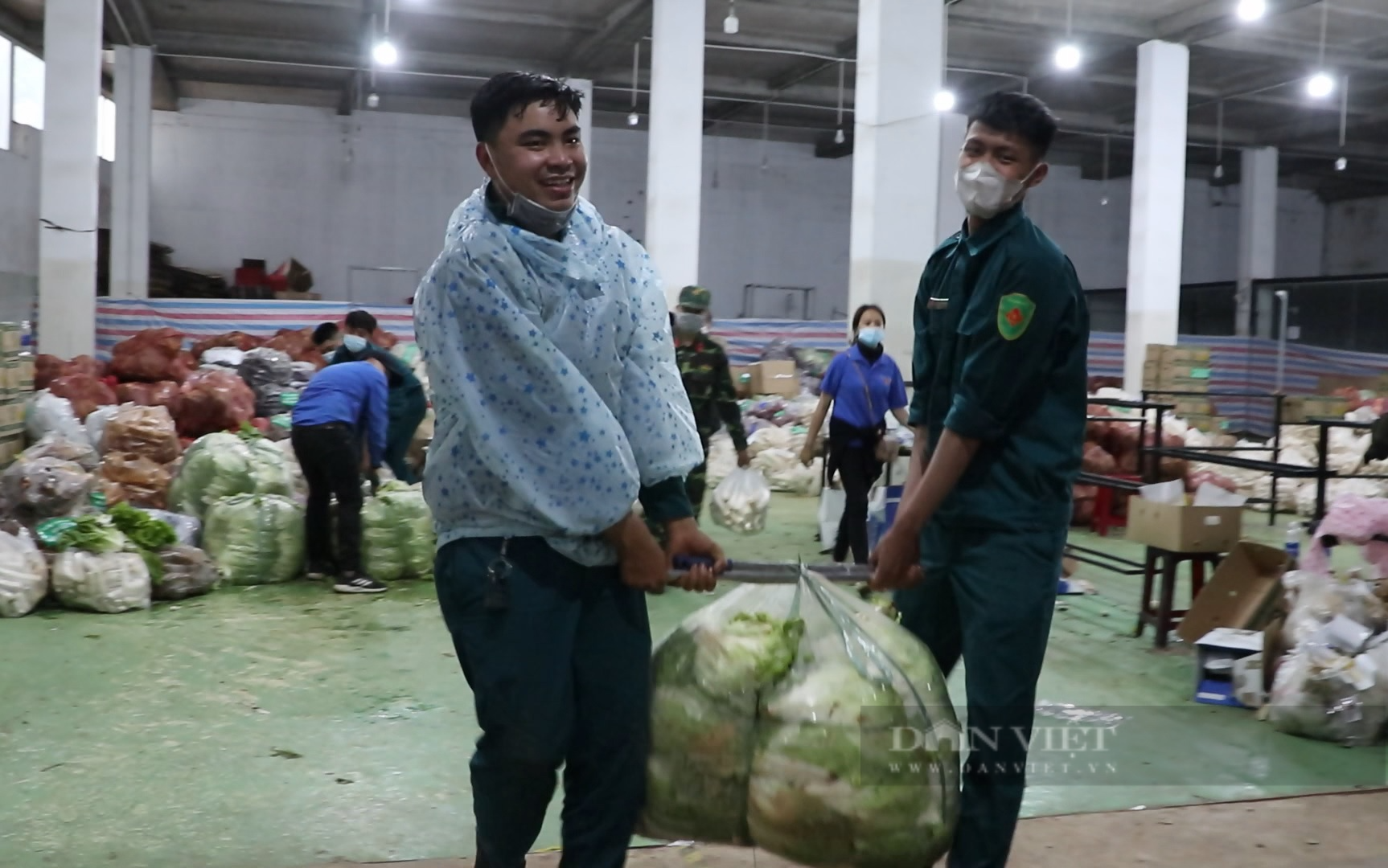 Lâm Đồng: 200 trăm tấn rau, củ, quả tươi ngon nhất được đưa về vùng dịch bị giãn cách - Ảnh 3.