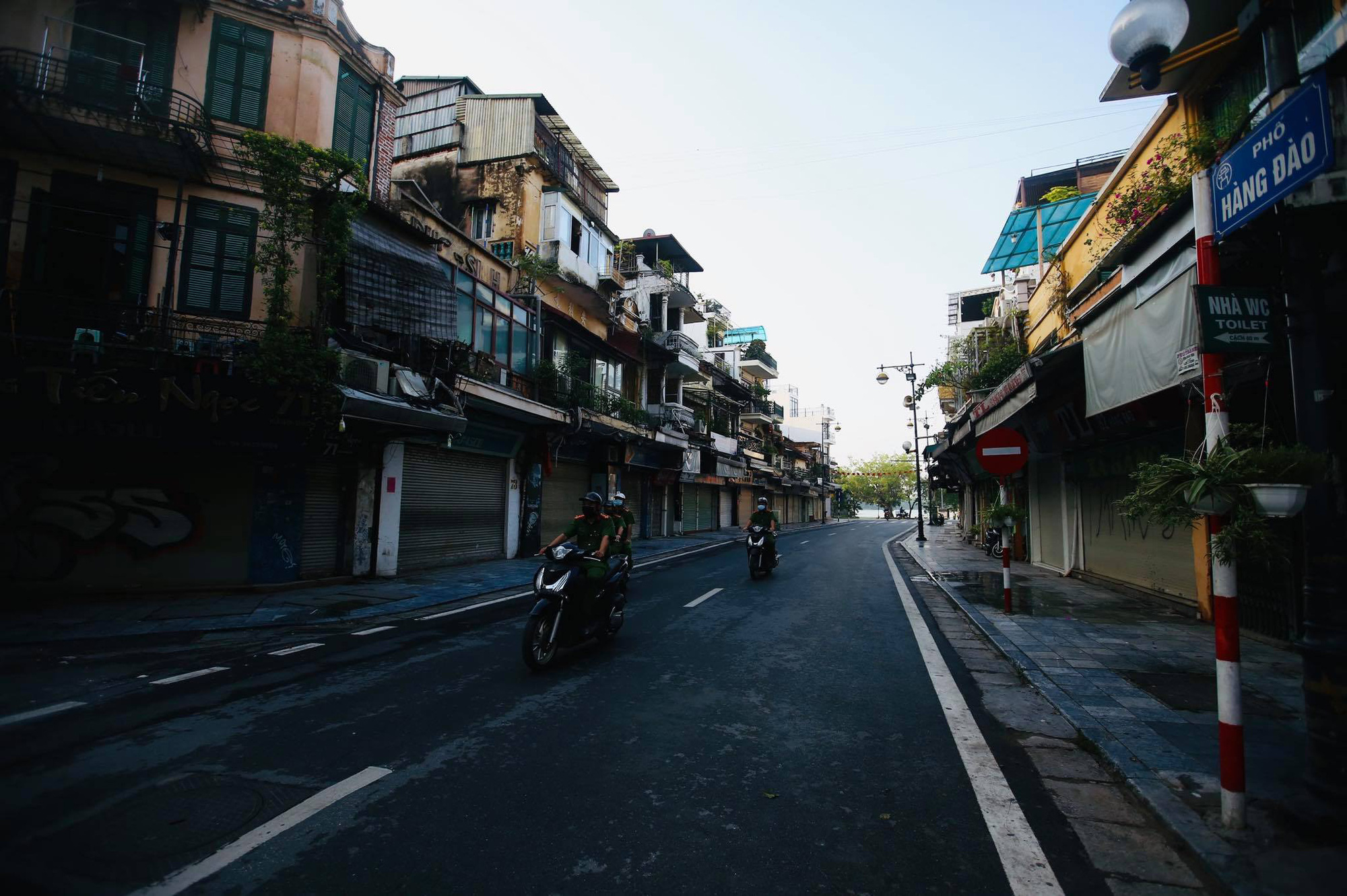 Hà Nội ngày đầu cách ly toàn xã hội: Người dân đồng lòng, chung tay chống dịch Covid-19 - Ảnh 2.