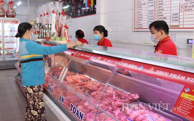 Người tiêu dùng mua thịt heo tại cửa hàng của Vissan. Ảnh Nguyễn Vy