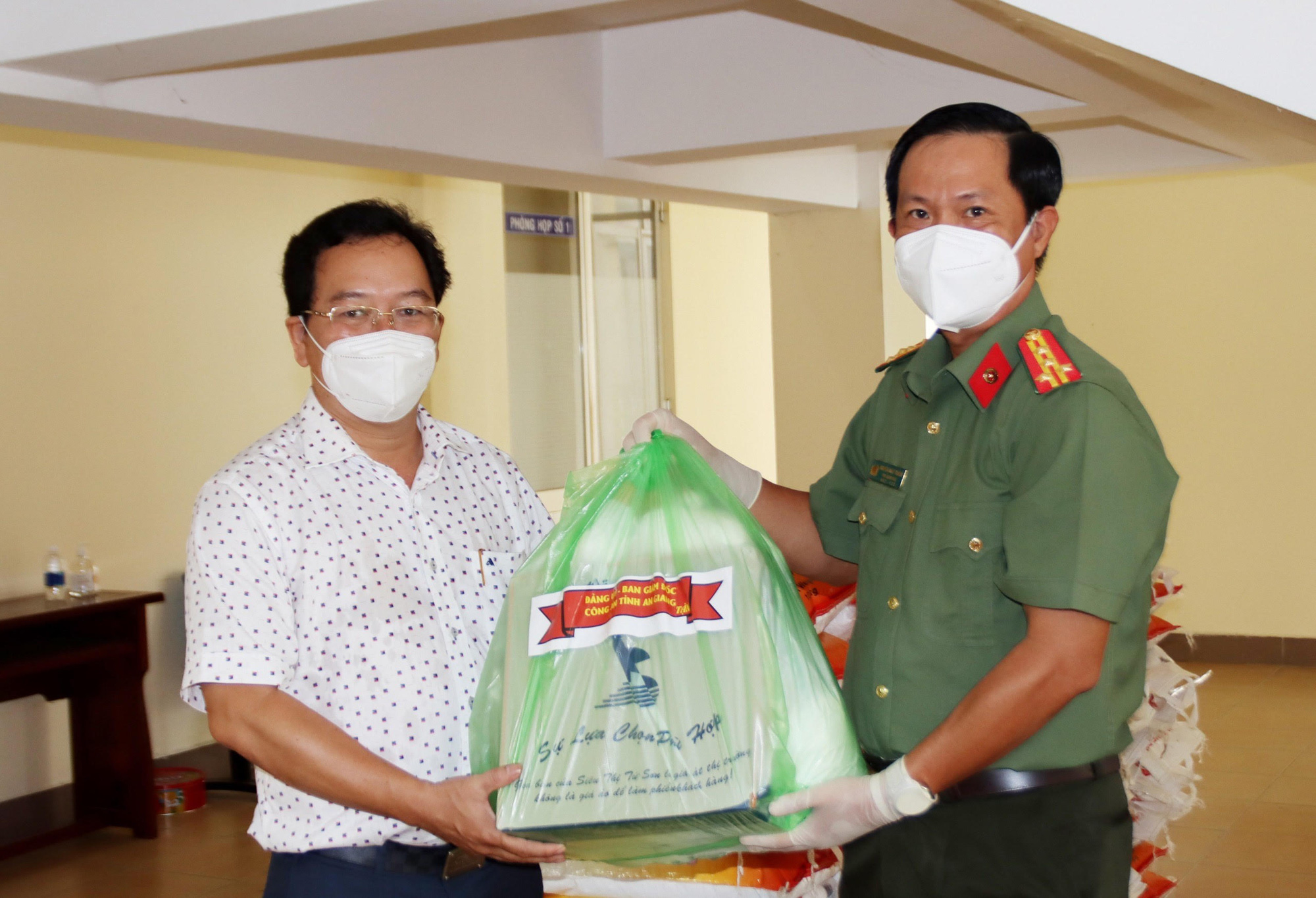 Công an An Giang trao tặng 1.000 phần quà cho người dân bị ảnh hưởng dịch bệnh trên địa bàn TP.Cần Thơ - Ảnh 1.