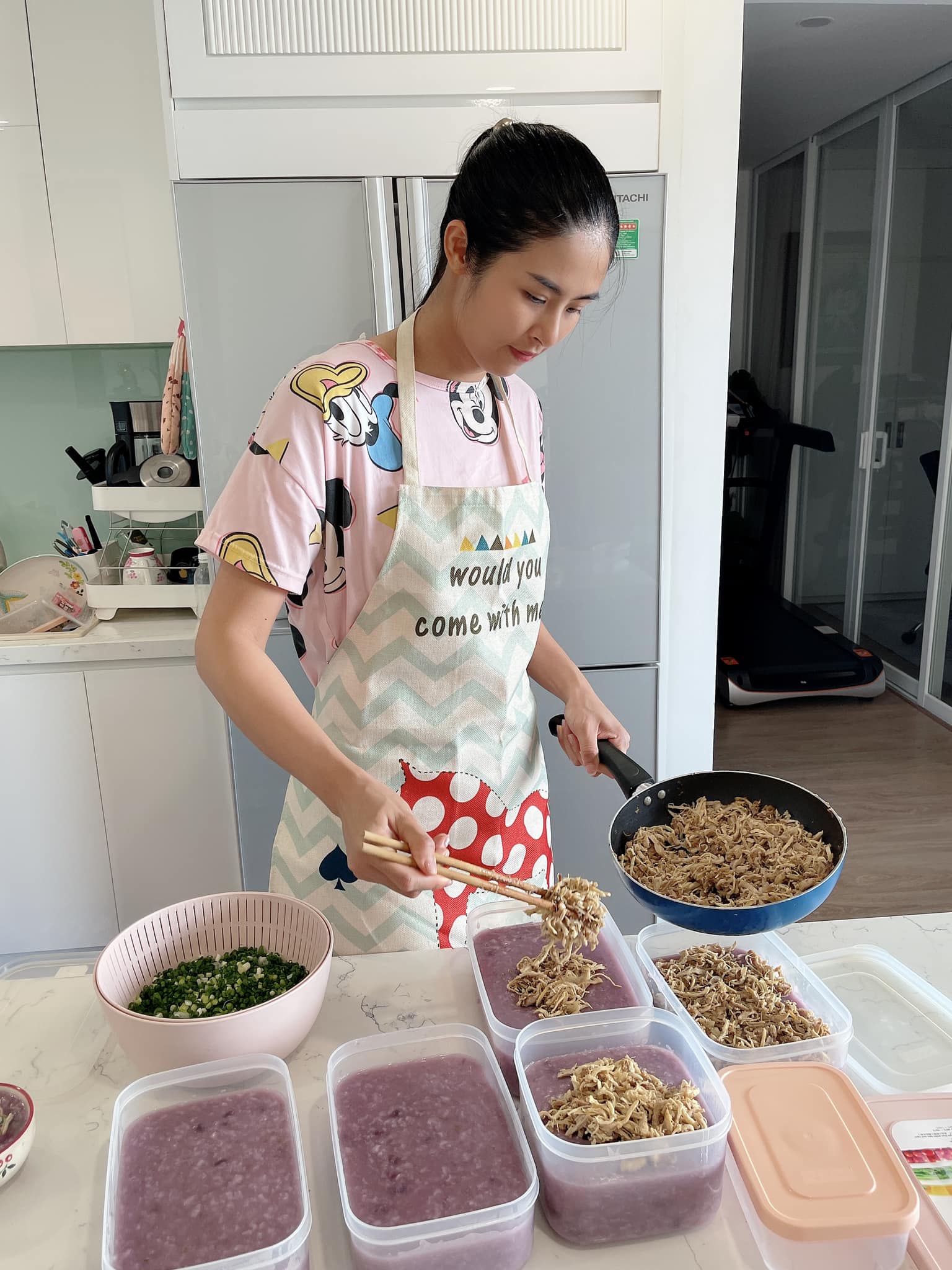 Hoa hậu Jennifer Phạm, Ngọc Hân vào bếp nấu cháo gà, cơm rang cho y, bác sĩ tuyến đầu - Ảnh 1.