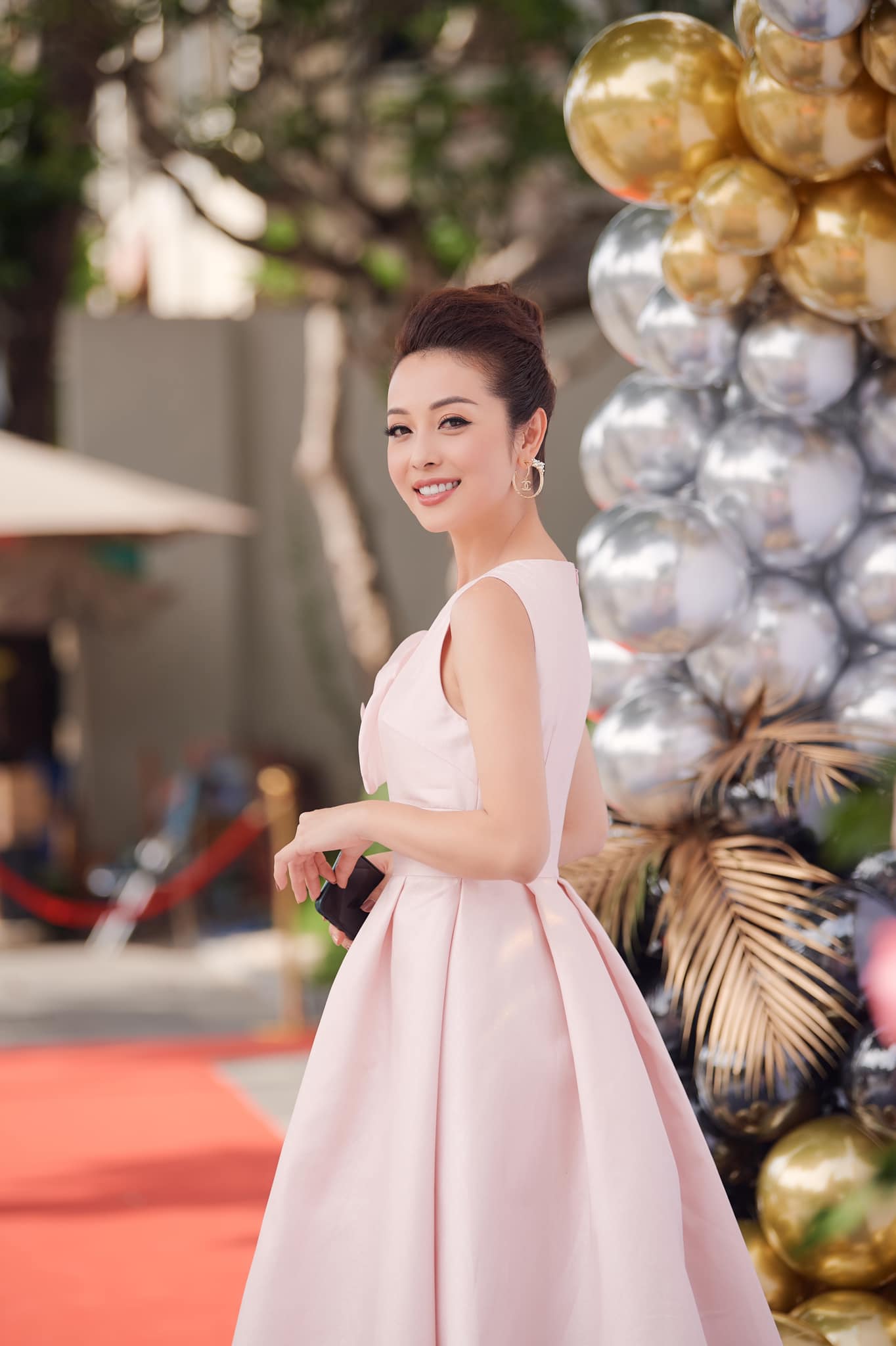 Hoa hậu Jennifer Phạm, Ngọc Hân vào bếp nấu cháo gà, cơm rang cho y, bác sĩ tuyến đầu - Ảnh 4.