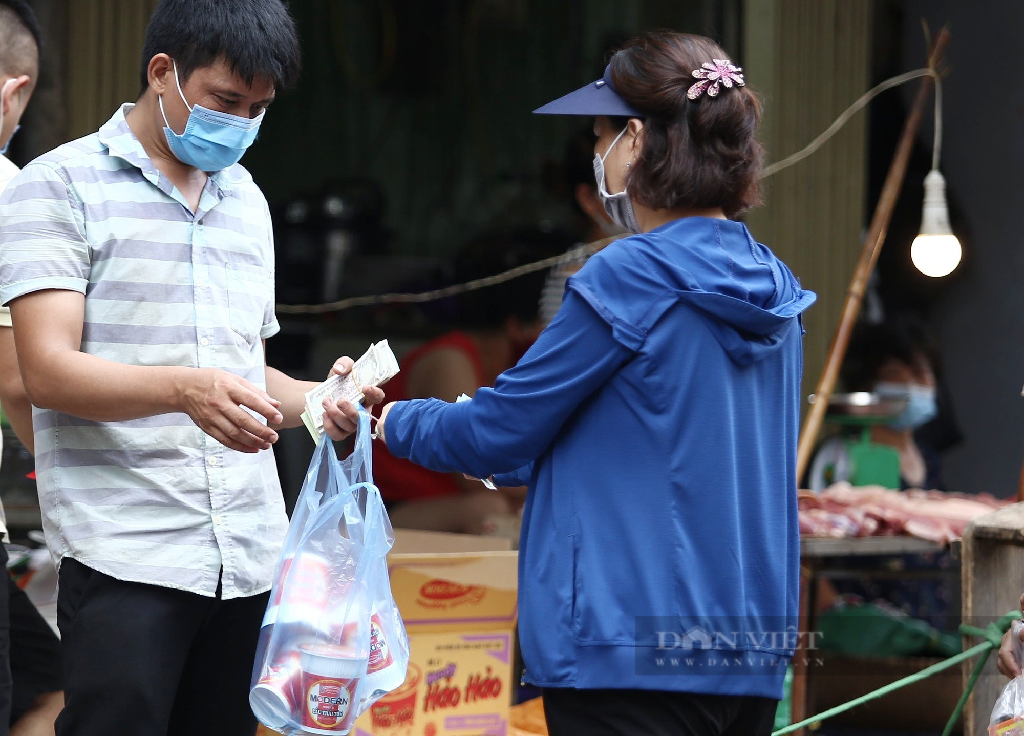 Có một ngôi chợ đặc biệt phố cổ Hà Nội mua bán qua dây chắn, kẻ vạch đứng cách nhau 2m - Ảnh 4.