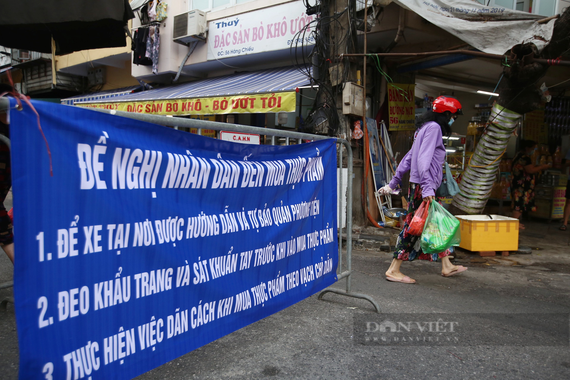 Có một ngôi chợ đặc biệt phố cổ Hà Nội mua bán qua dây chắn, kẻ vạch đứng cách nhau 2m - Ảnh 7.