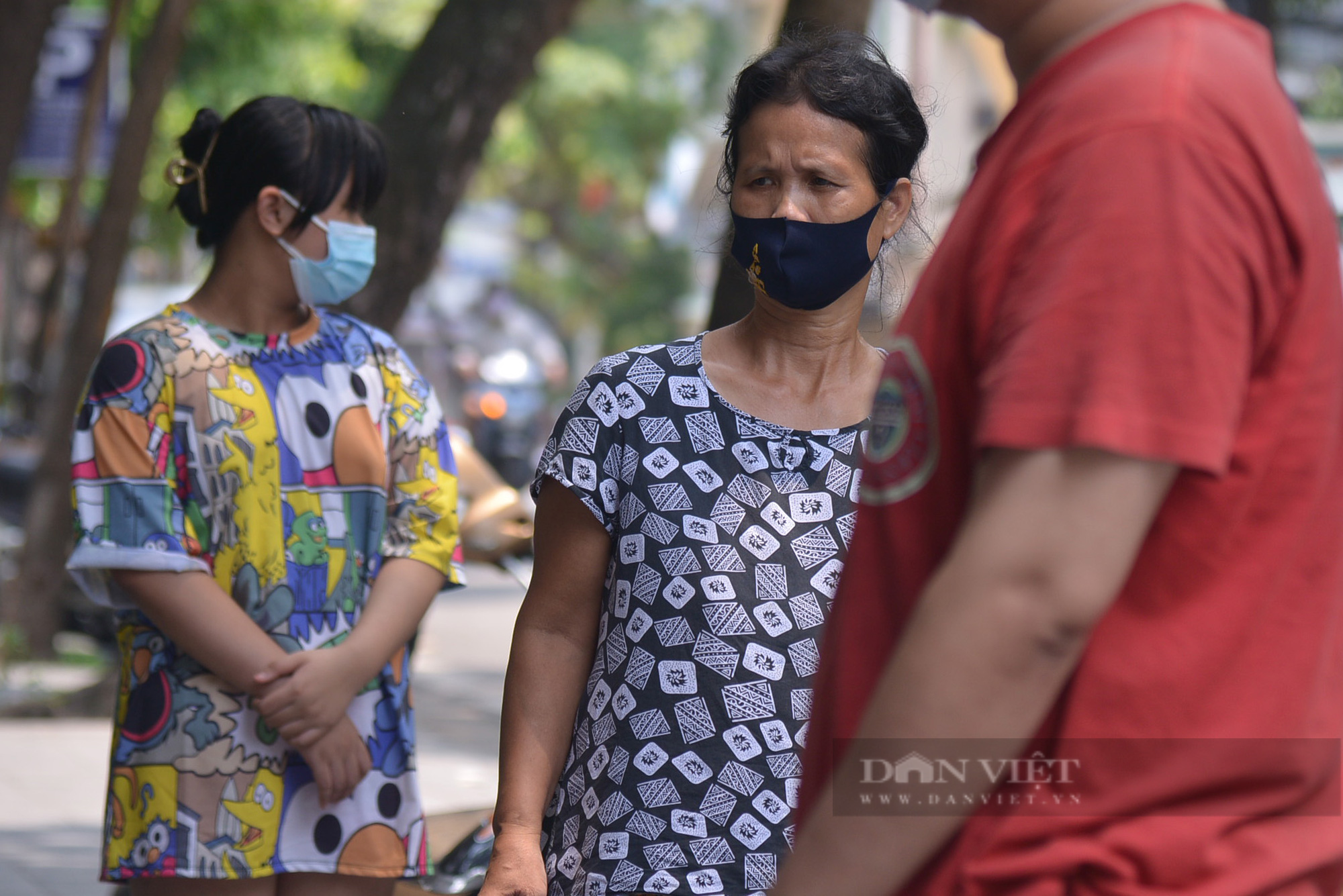 Hà Nội: Phát gạo, khẩu trang miễn phí cho người khó khăn vì dịch Covid-19 - Ảnh 9.