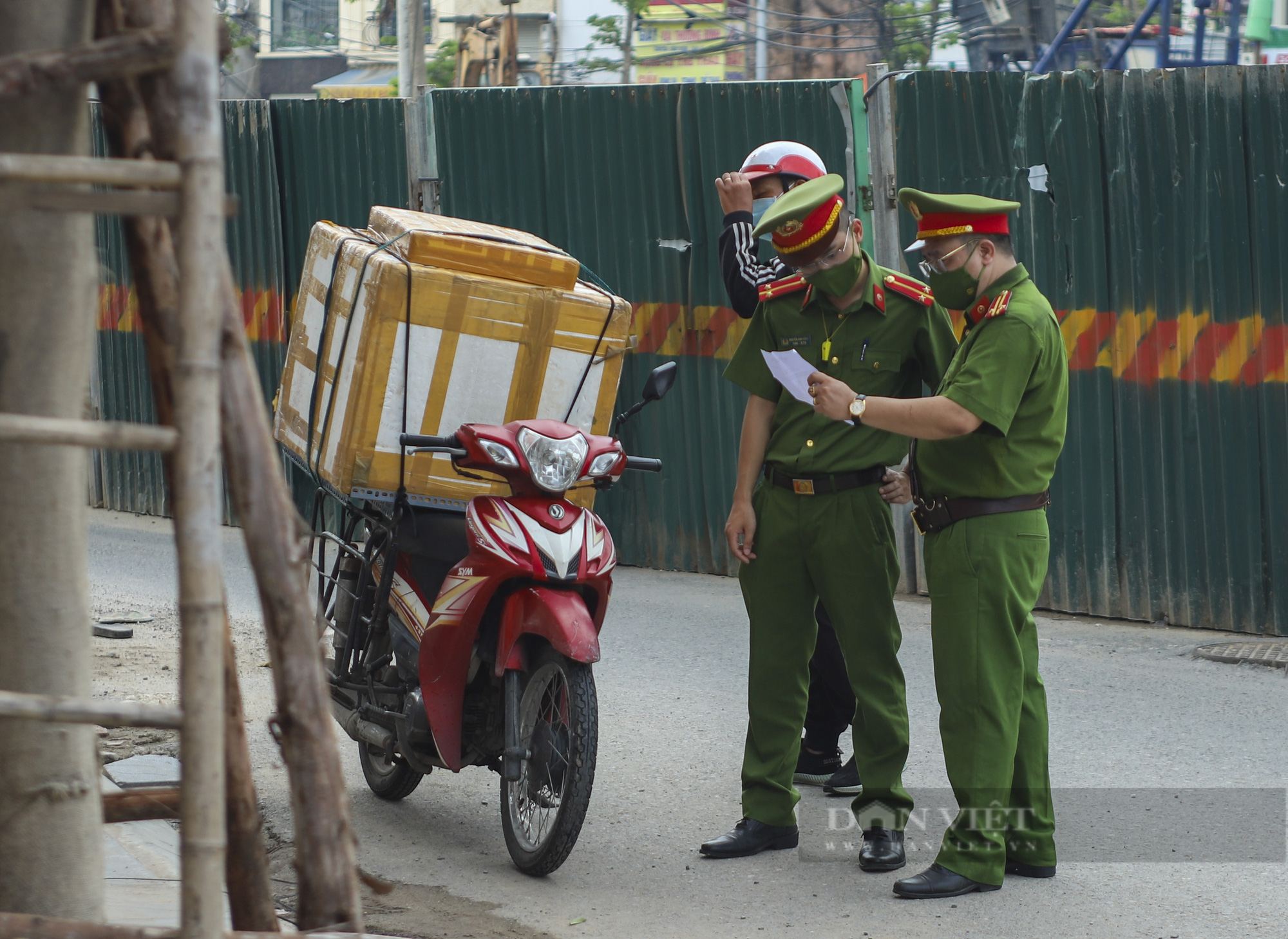 Tài khoản vẫn nổ đơn, tài xế grap khóc ròng khi bị phạt  - Ảnh 1.