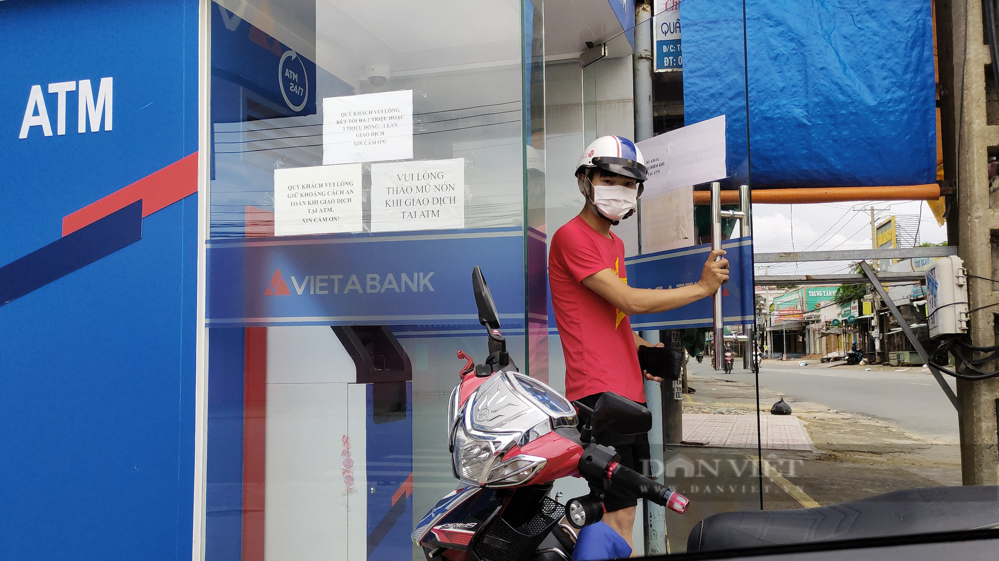 Đồng Nai: Người dân vùng phong tỏa khổ sở vì “điệp khúc” ATM hết tiền - Ảnh 1.