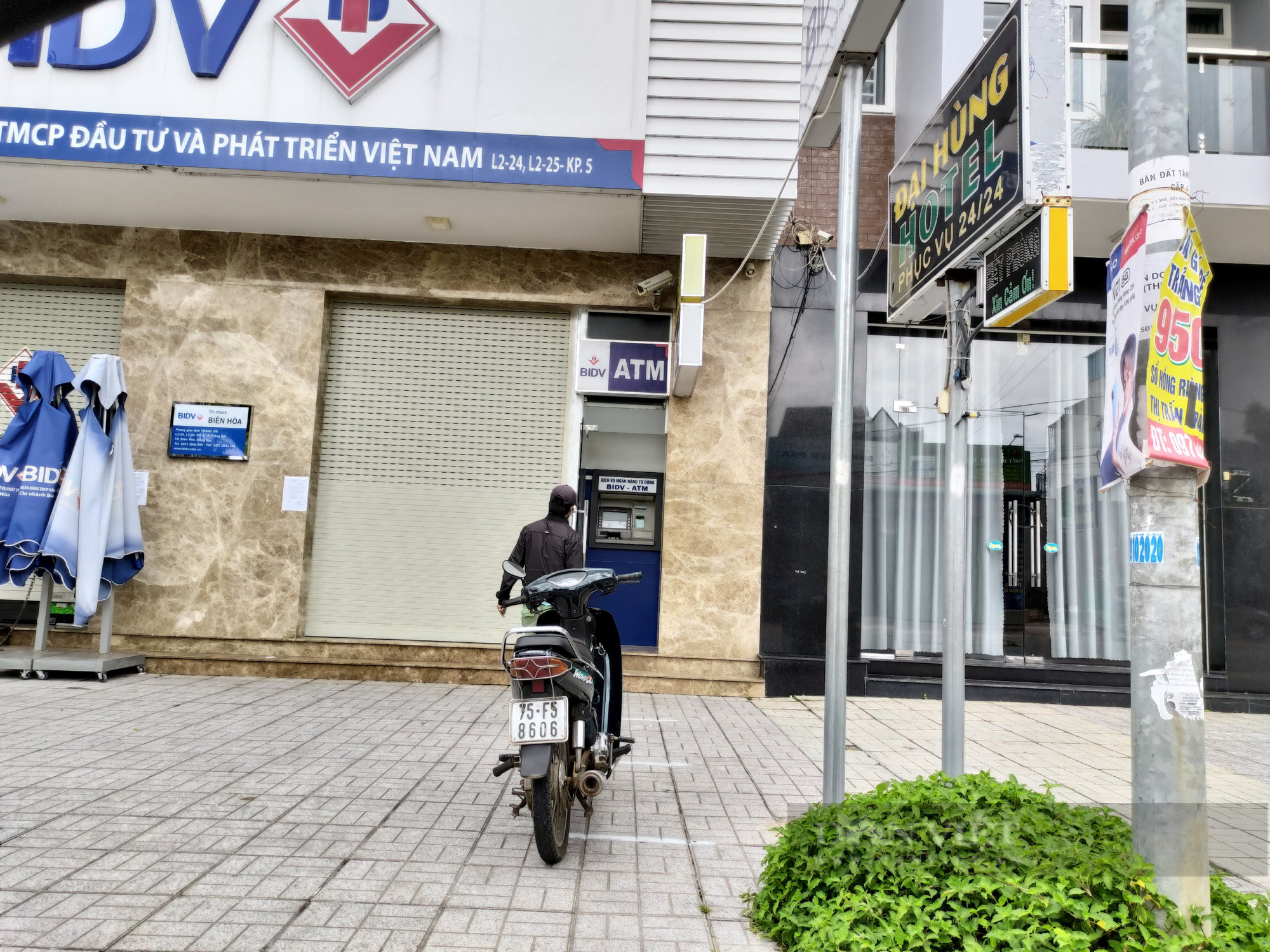 Đồng Nai: Người dân vùng phong tỏa khổ sở vì “điệp khúc” ATM hết tiền - Ảnh 4.