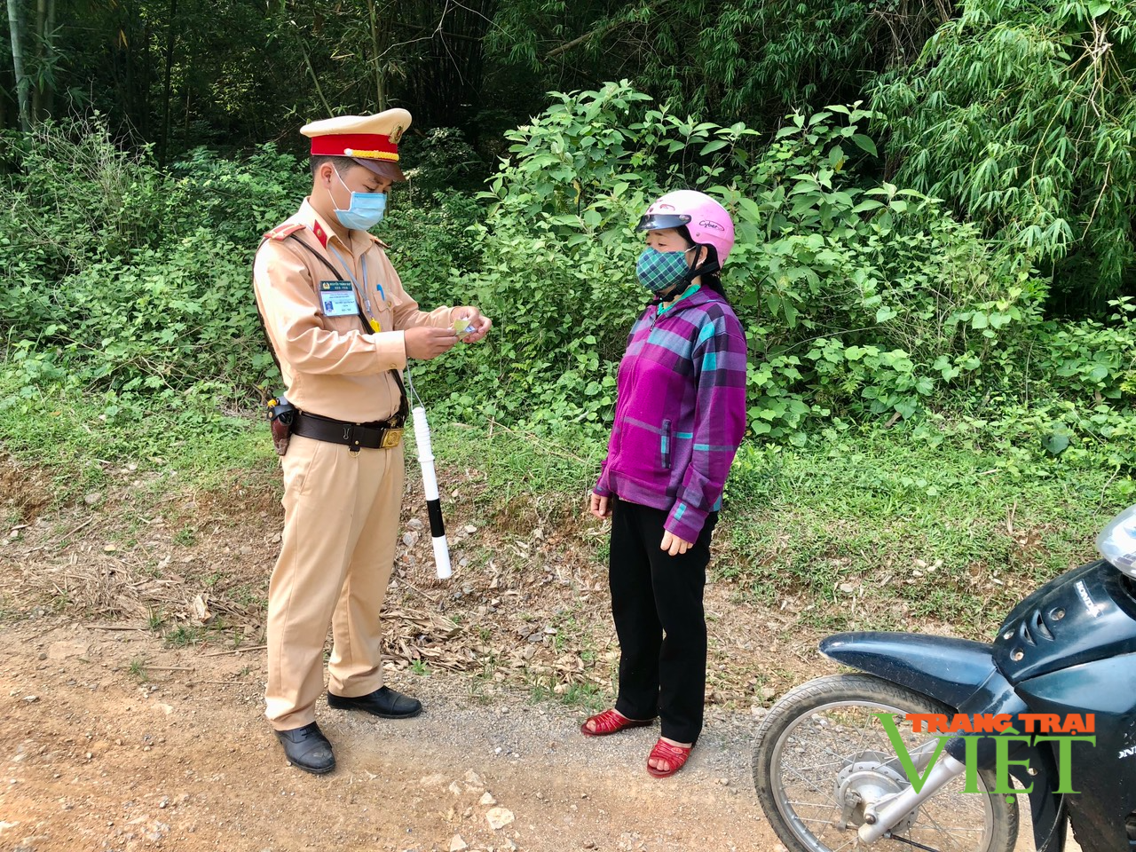 Cảnh sát giao thông Mai Châu: Xử lý nghiêm vi phạm trật tự an toàn giao thông - Ảnh 3.