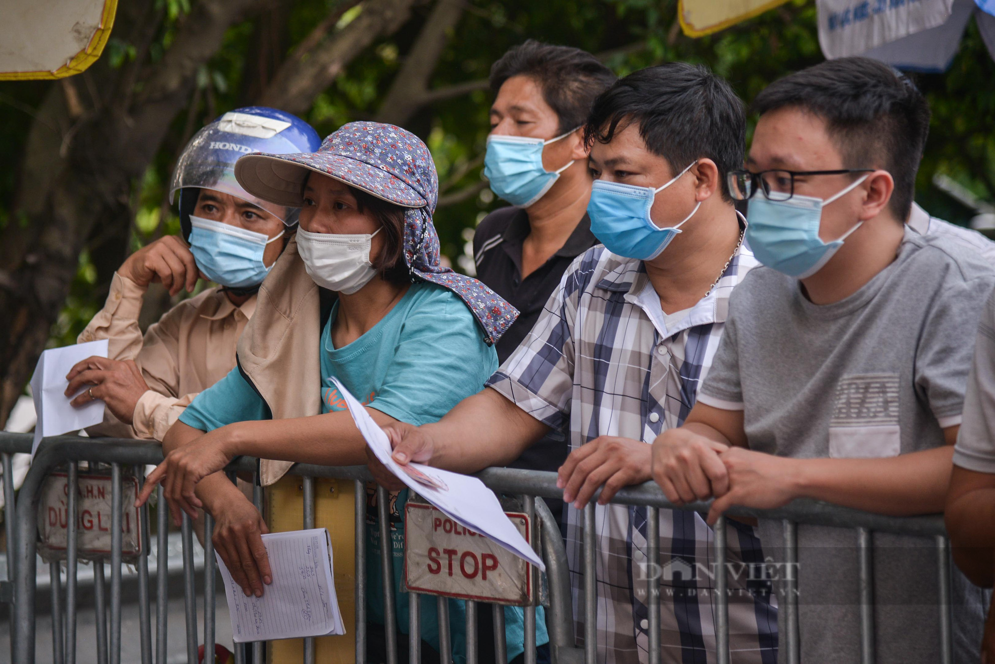 Nhiều tài xế ngoại tỉnh đợi từ sáng đến tối vẫn chưa qua được chốt kiểm dịch ở Hà Nội - Ảnh 7.