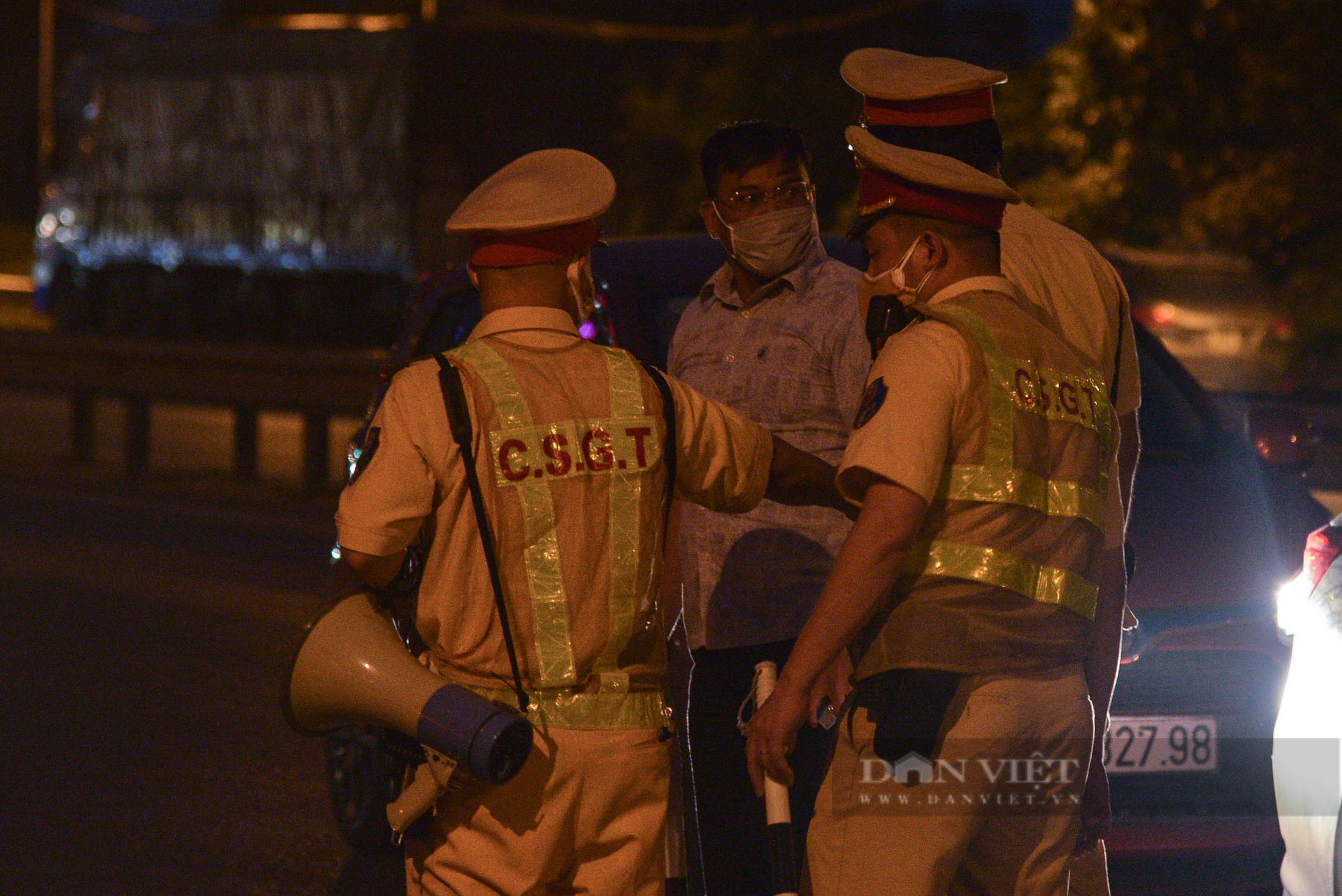 Nhiều tài xế ngoại tỉnh đợi từ sáng đến tối vẫn chưa qua được chốt kiểm dịch ở Hà Nội - Ảnh 11.