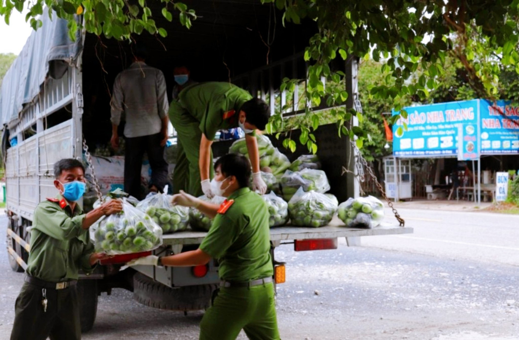 Công an An Giang thu mua khoảng 30 tấn nông sản của nông dân để tặng cho bà con đang gặp khó khăn tại TP.HCM - Ảnh 6.