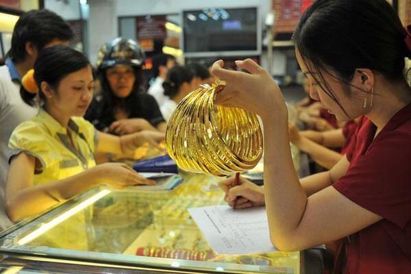 Giá vàng hôm nay 27/7: Bị nhiều áp lực, vàng có thể giảm xuống 1.730 USD/ounce - Ảnh 1.