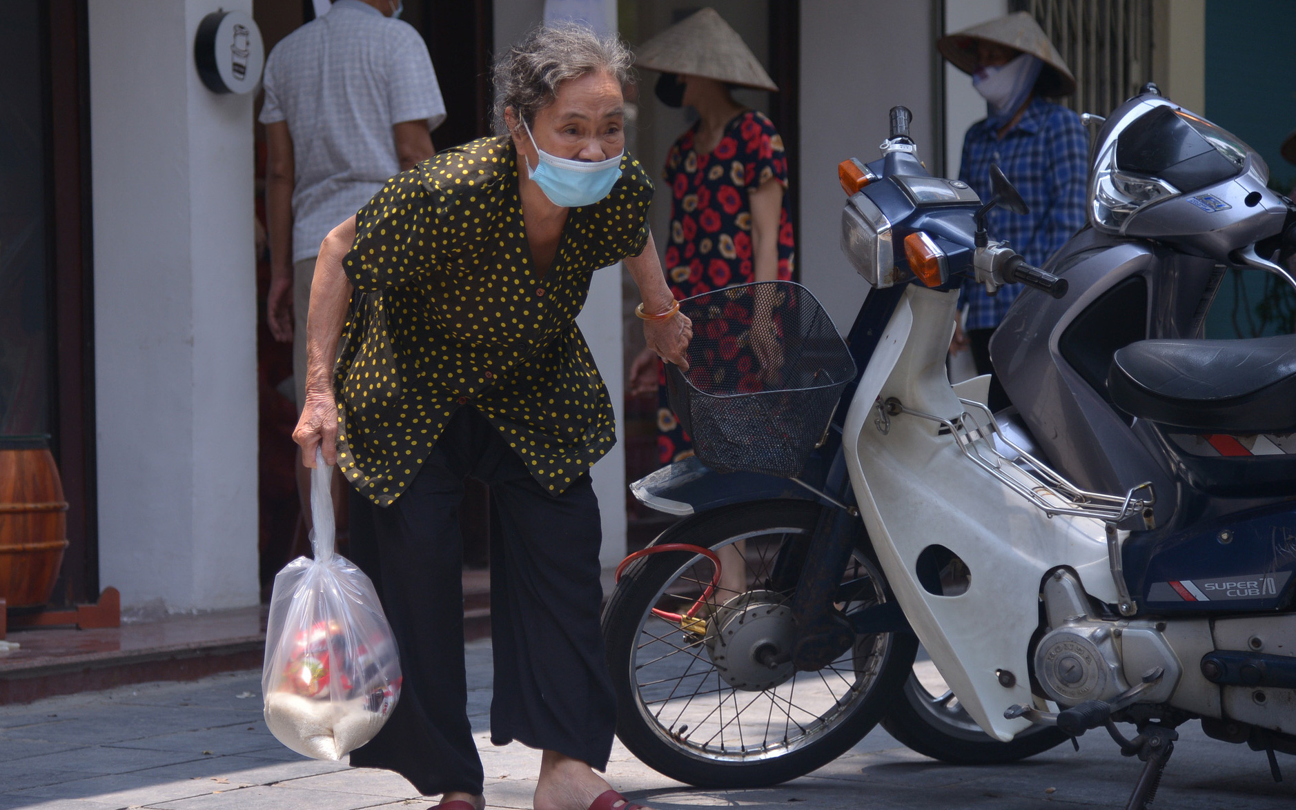 Hà Nội: Cảm động một gia đình phát gạo, mì tôm miễn phí cho người dân gặp khó khăn vì dịch Covid-19