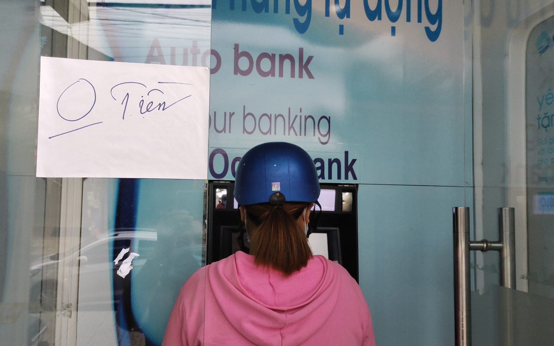 Đồng Nai: Người dân vùng phong tỏa khổ sở vì “điệp khúc” ATM hết tiền