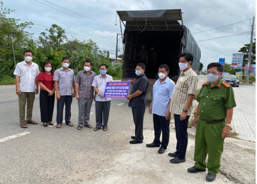 Công an An Giang thu mua khoảng 30 tấn nông sản của nông dân để tặng cho bà con đang gặp khó khăn tại TP.HCM - Ảnh 1.