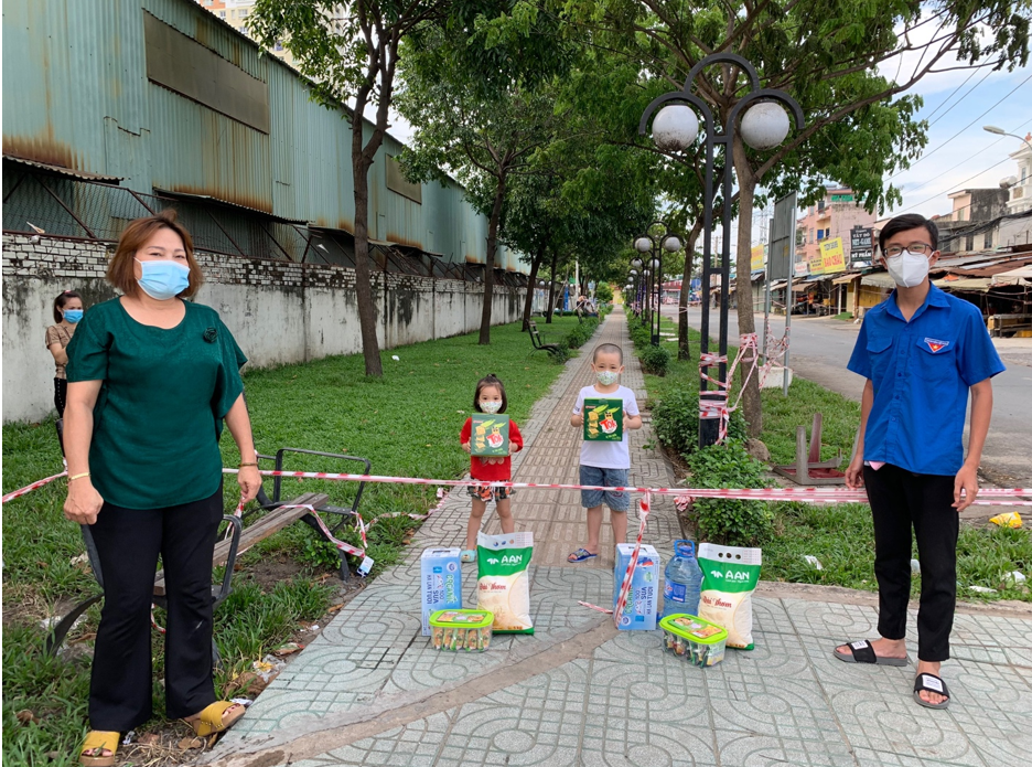 Những hộp sữa yêu thương ấm lòng người dân vùng phong tỏa - Ảnh 2.