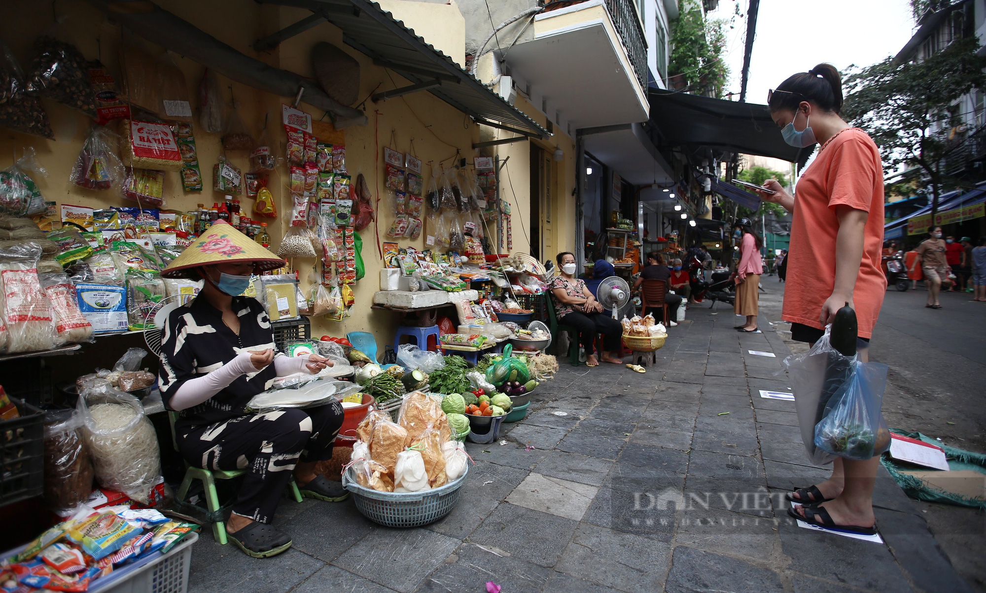 Áp dụng Chỉ thị 16 ở Hà Nội: Cả hai vợ chồng cùng đi ra chợ mua lương thực có bị xử phạt không? - Ảnh 1.