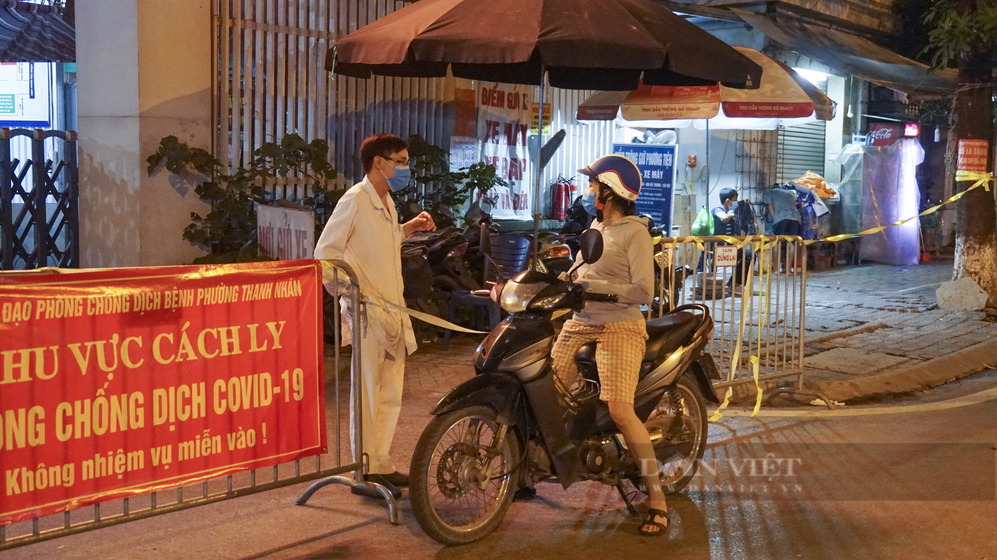 Bệnh viện Phổi Hà Nội: Phong tỏa, dựng lều bạt dã chiến trong đêm vì phát hiện nhiều ca dương tính SARS-CoV-2 - Ảnh 8.