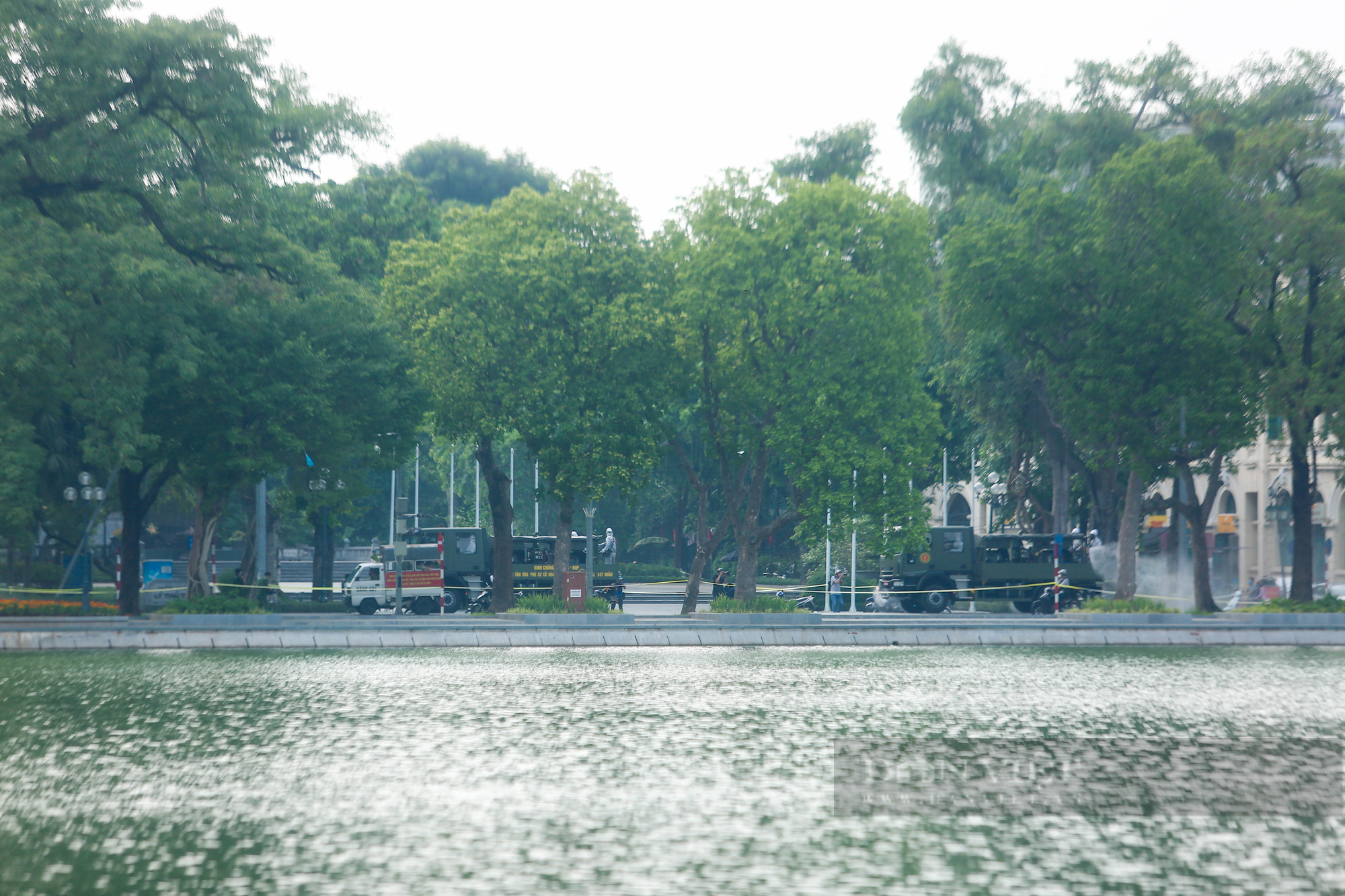 Hà Nội: Phun khử khuẩn 10 phường phố cổ và xung quanh Hồ Hoàn Kiếm - Ảnh 12.
