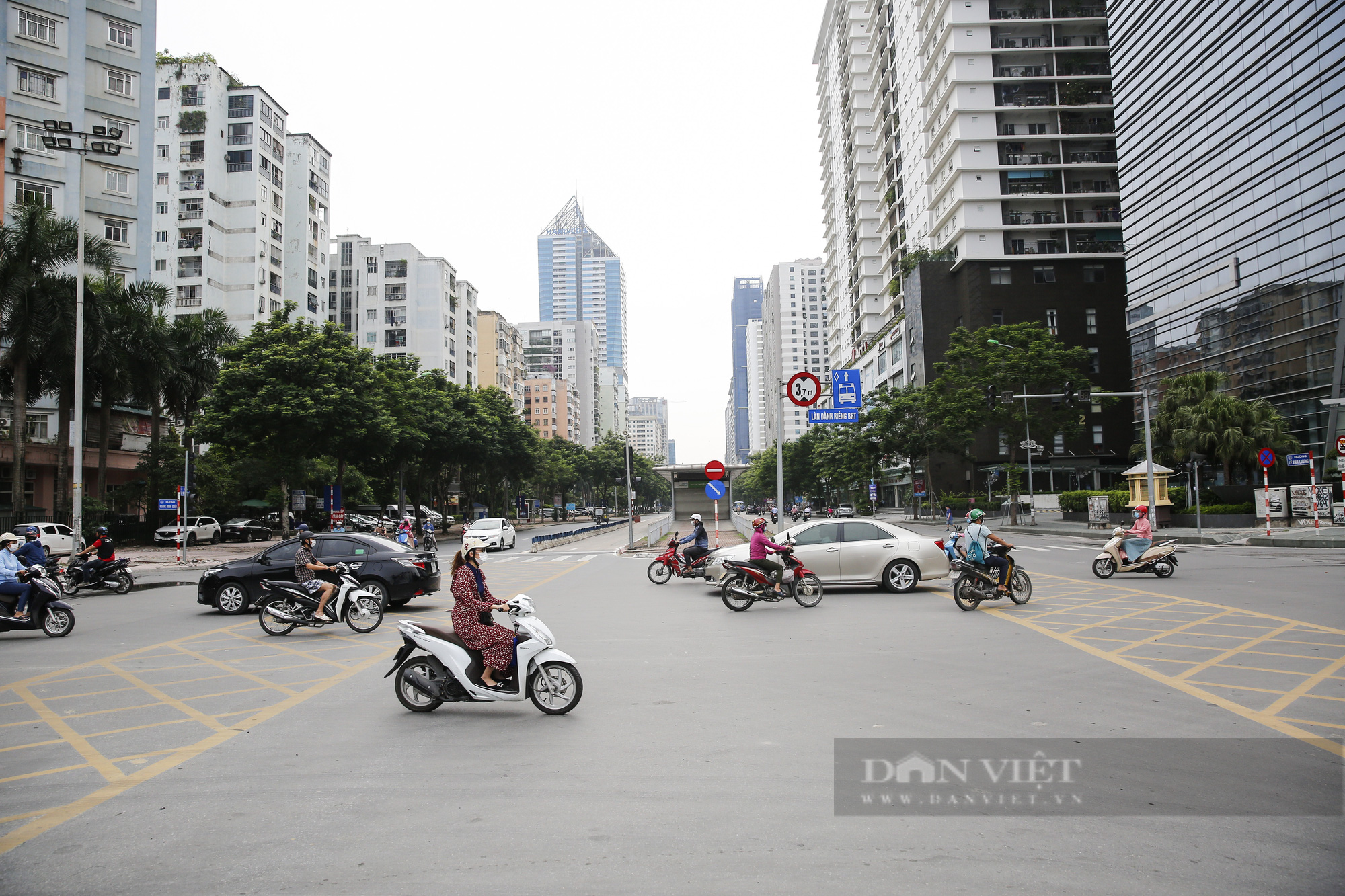 Giao thông tại Hà Nội thông thoáng trong giờ cao điểm đầu tuần - Ảnh 2.