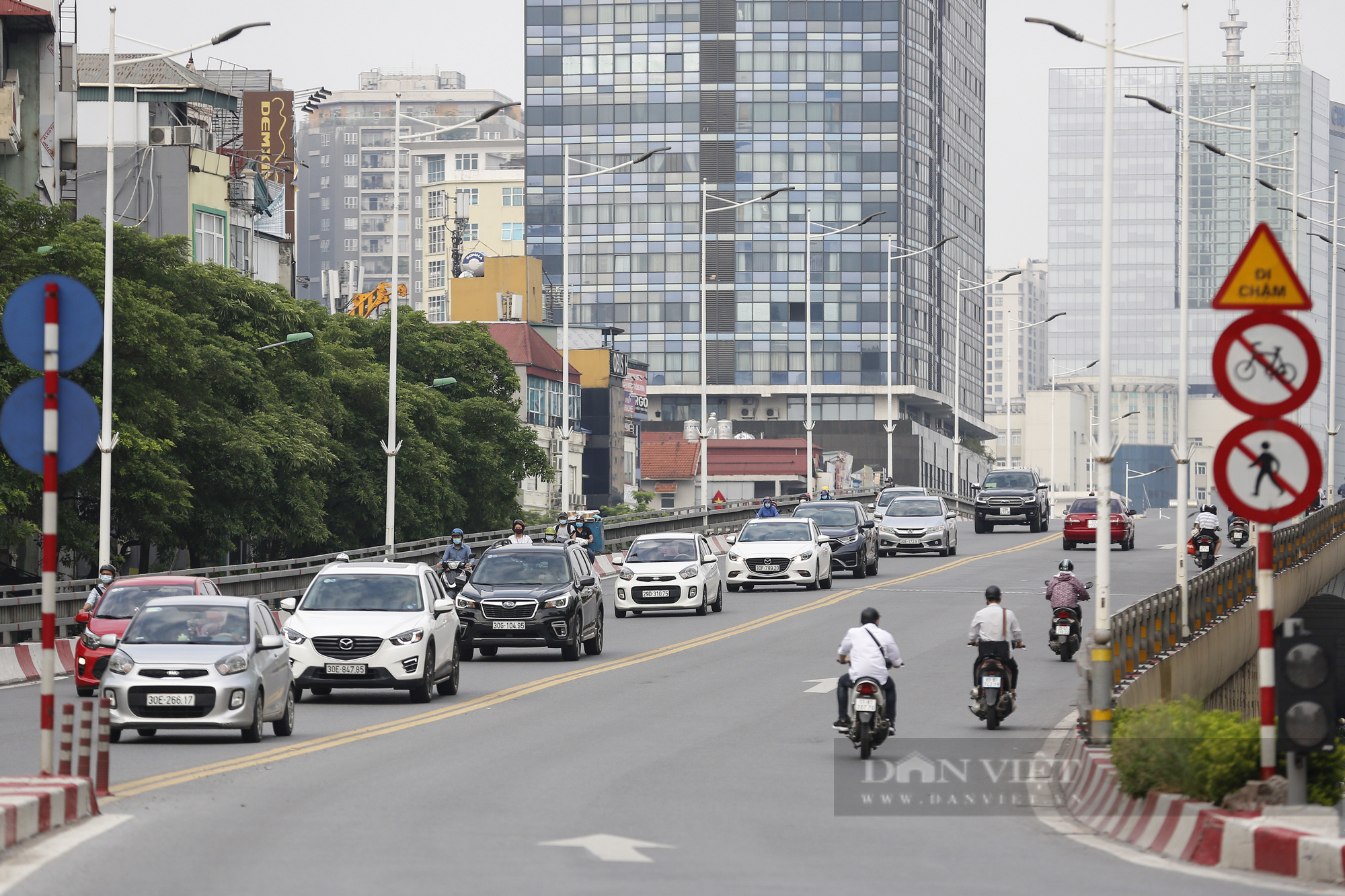 Giao thông tại Hà Nội thông thoáng trong giờ cao điểm đầu tuần - Ảnh 14.