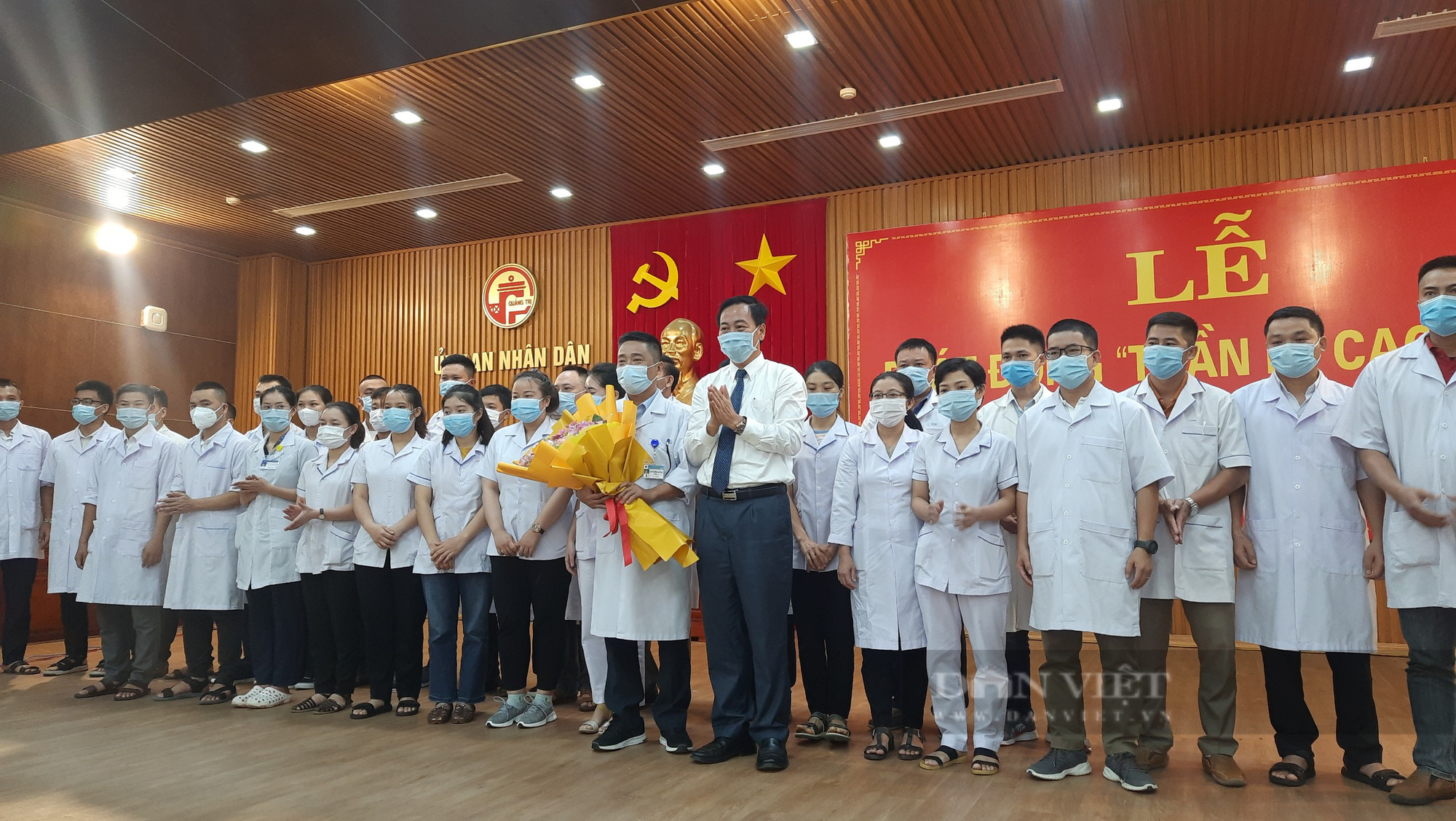 Tiễn 35 cán bộ, nhân viên y tế Quảng Trị vào Bình Dương tham gia chống dịch - Ảnh 1.