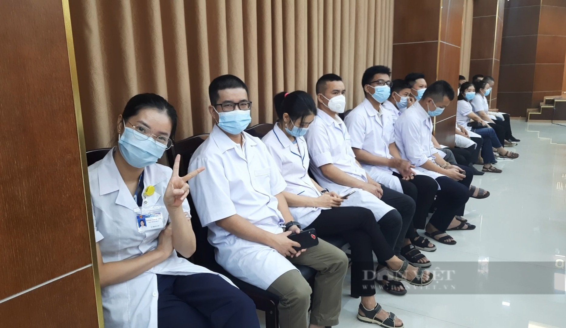 Tiễn 35 cán bộ, nhân viên y tế Quảng Trị vào Bình Dương tham gia chống dịch - Ảnh 2.