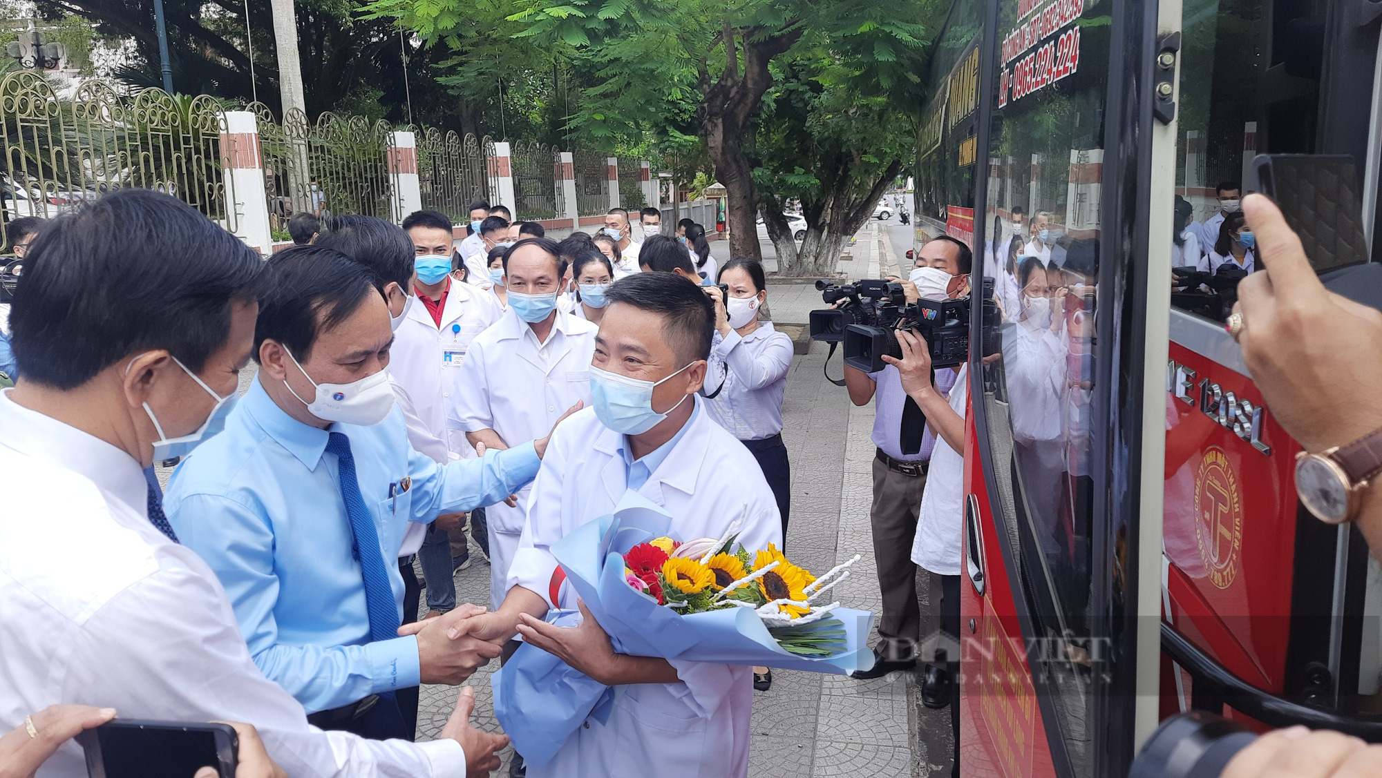 Tiễn 35 cán bộ, nhân viên y tế Quảng Trị vào Bình Dương tham gia chống dịch - Ảnh 3.