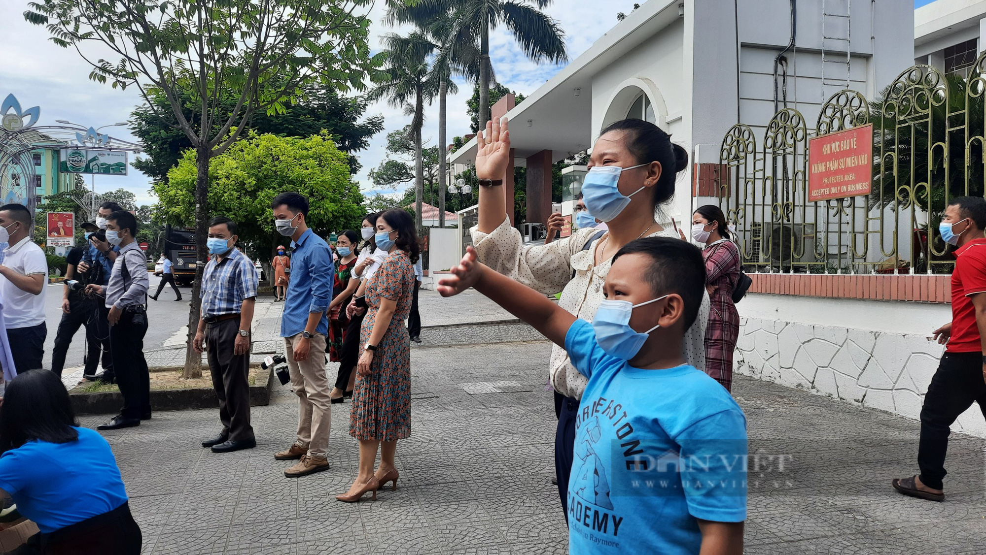 Tiễn 35 cán bộ, nhân viên y tế Quảng Trị vào Bình Dương tham gia chống dịch - Ảnh 5.