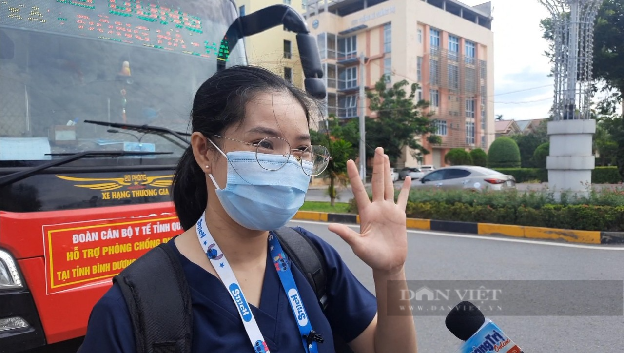 Tiễn 35 cán bộ, nhân viên y tế Quảng Trị vào Bình Dương tham gia chống dịch - Ảnh 7.