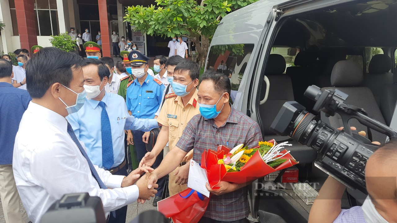 Tiễn 35 cán bộ, nhân viên y tế Quảng Trị vào Bình Dương tham gia chống dịch - Ảnh 8.