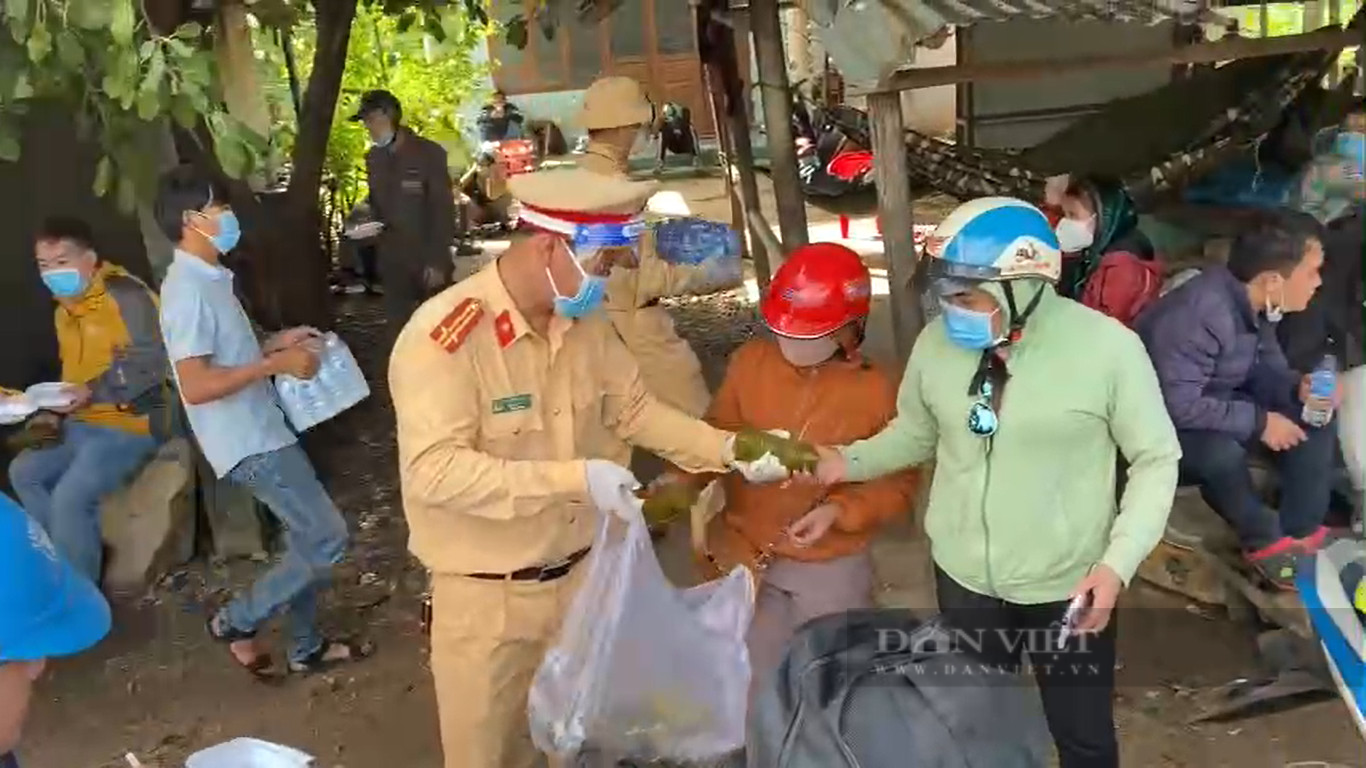 Gia Lai: Phát miễn phí hàng nghìn lít xăng, xôi, bánh... cho 400 người về từ vùng dịch đi qua địa bàn - Ảnh 5.