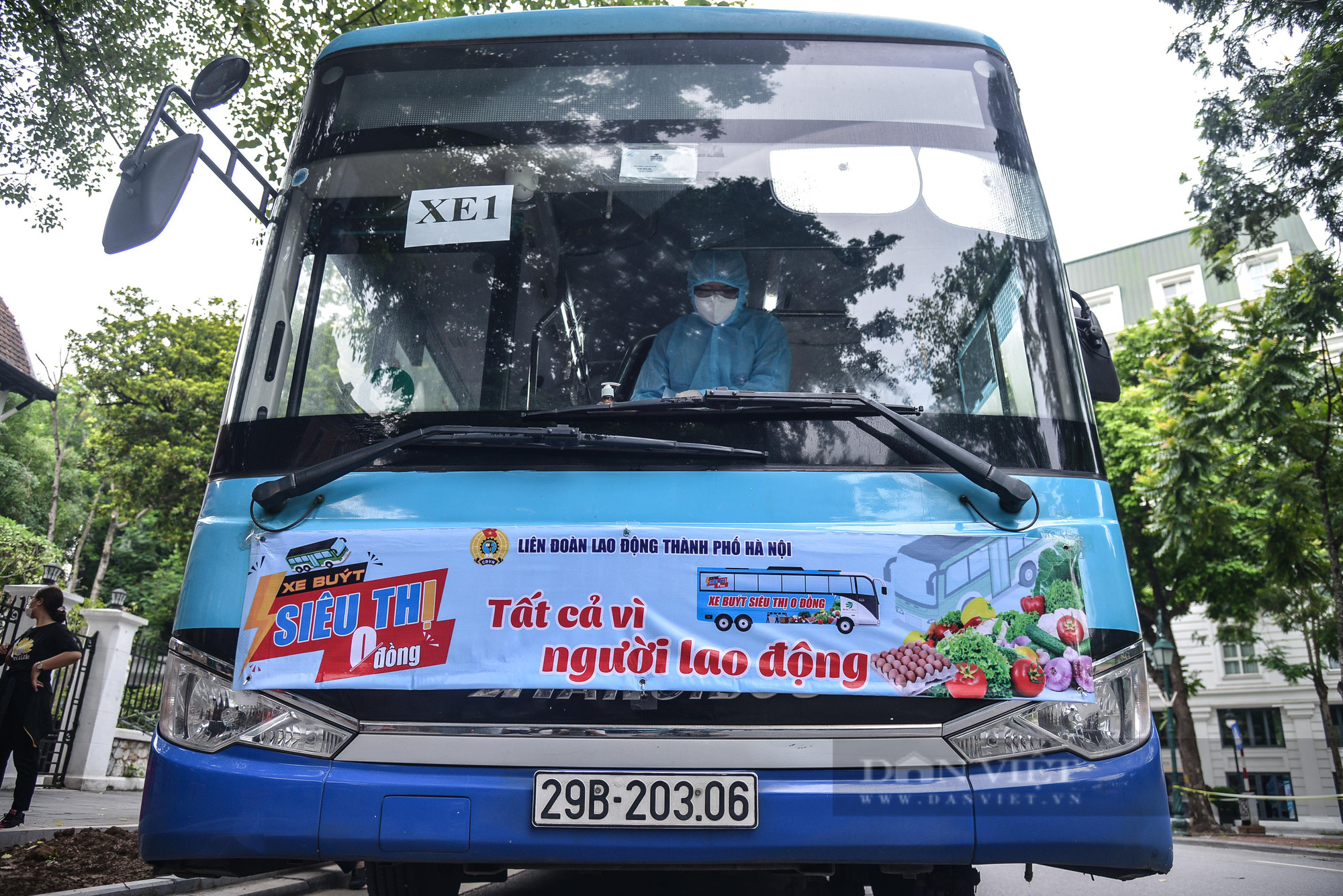 Cận cảnh “Xe buýt siêu thị 0 đồng” đầu tiên phục vụ CNLĐ khu công nghiệp Hà Nội - Ảnh 1.
