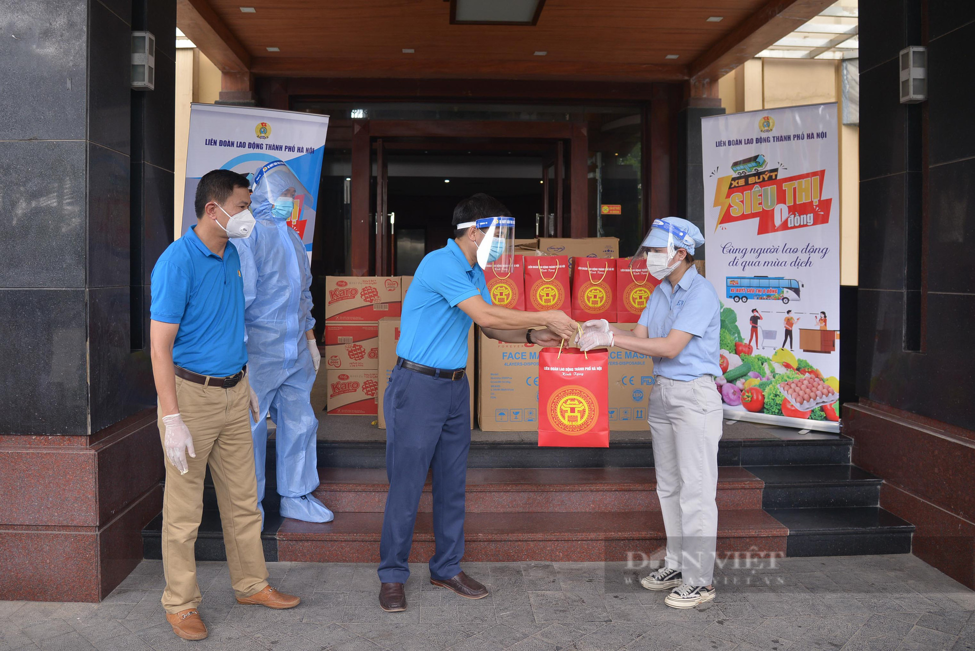 Cận cảnh “Xe buýt siêu thị 0 đồng” đầu tiên phục vụ CNLĐ khu công nghiệp Hà Nội - Ảnh 4.