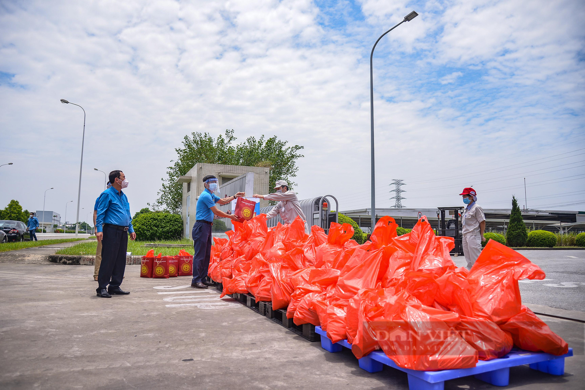 Cận cảnh “Xe buýt siêu thị 0 đồng” đầu tiên phục vụ CNLĐ khu công nghiệp Hà Nội - Ảnh 11.