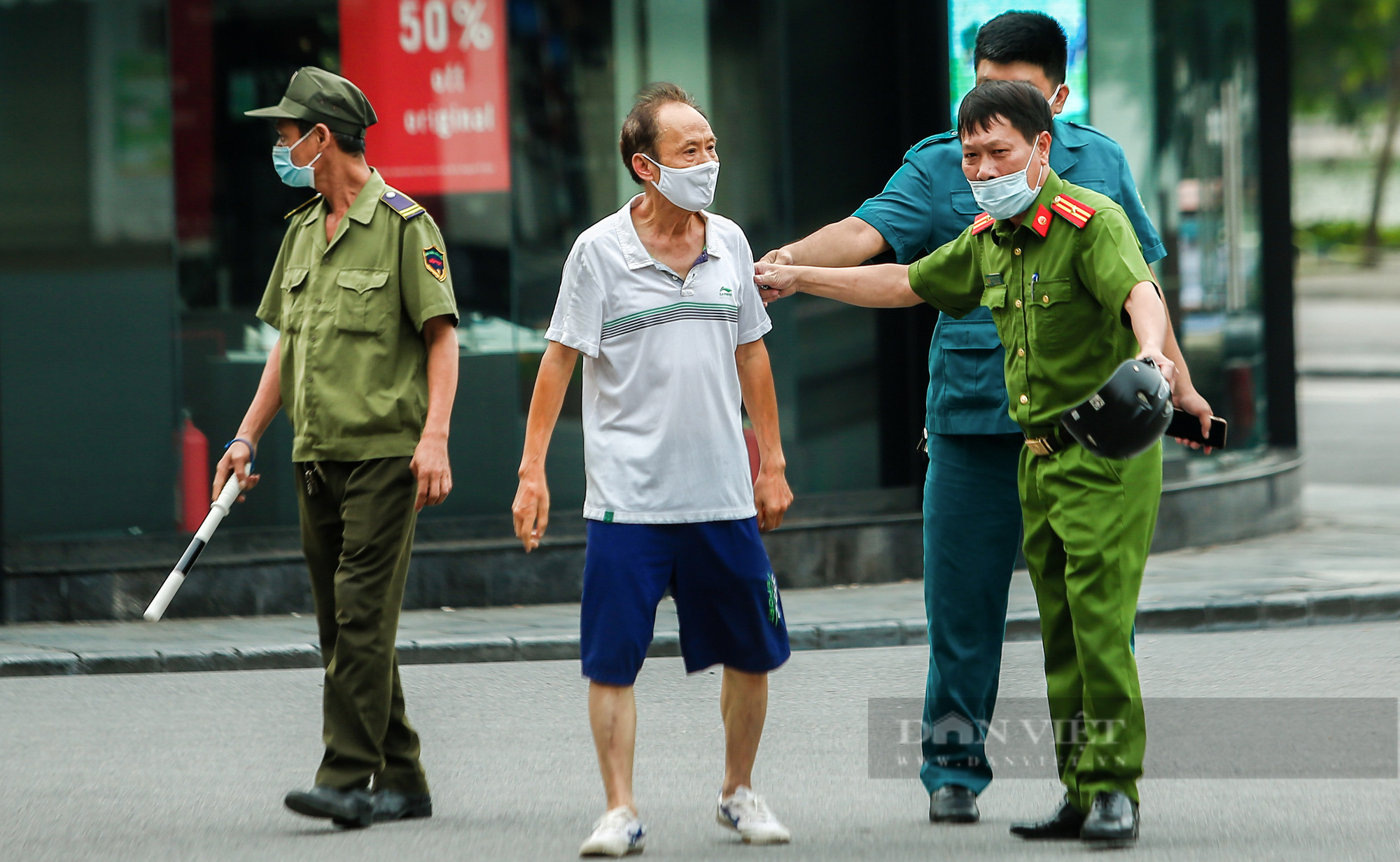 Người đàn ông ra ngoài tập thể dục bỏ chạy bất thành khi gặp lực lượng chức năng - Ảnh 7.