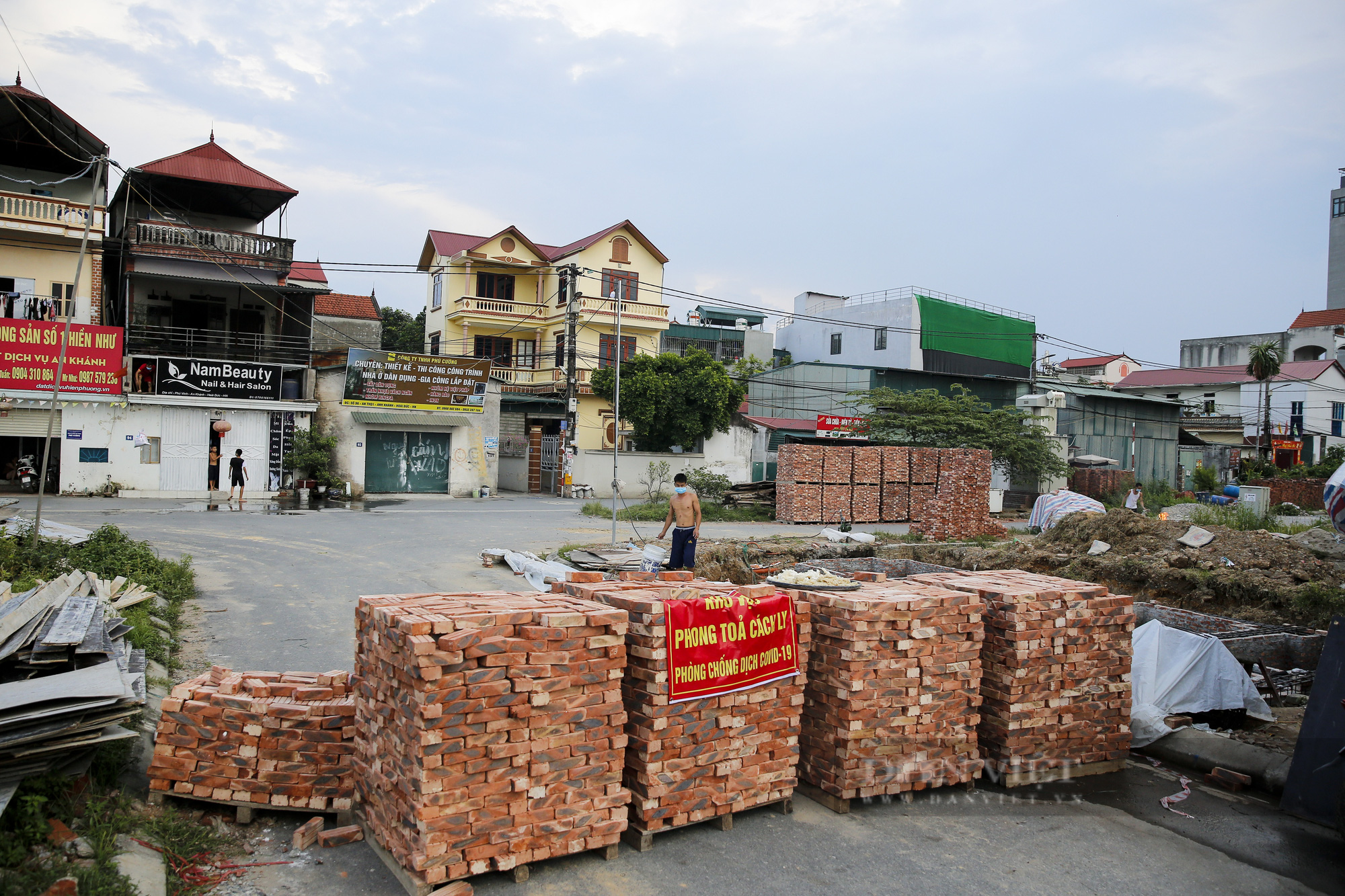 Gạch, tre, nứa... được tận dụng làm hàng rào phong tỏa tại một xã ngoại thành Hà Nội - Ảnh 1.