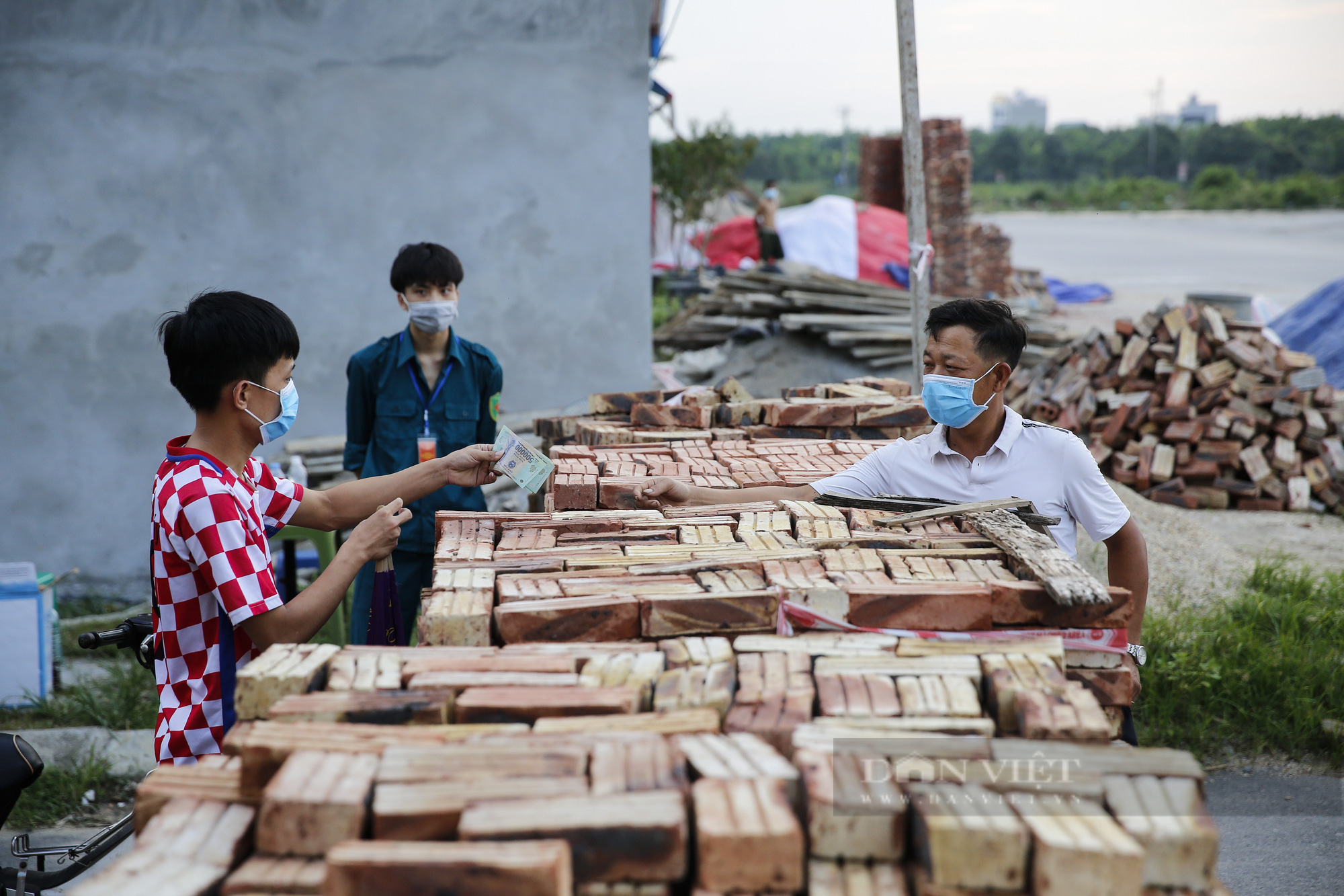 Gạch, tre, nứa... được tận dụng làm hàng rào phong tỏa tại một xã ngoại thành Hà Nội - Ảnh 2.