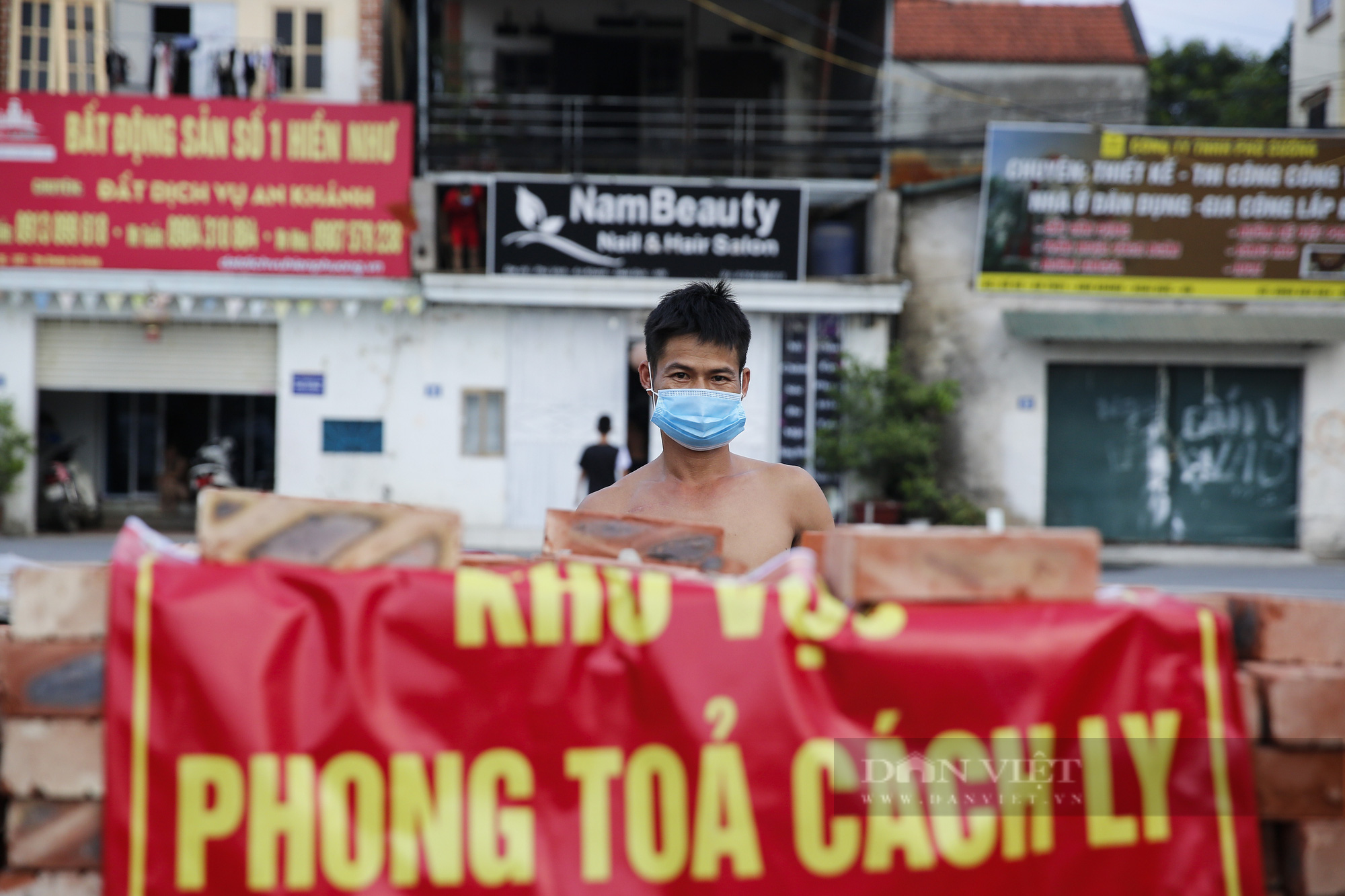 Gạch, tre, nứa... được tận dụng làm hàng rào phong tỏa tại một xã ngoại thành Hà Nội - Ảnh 4.